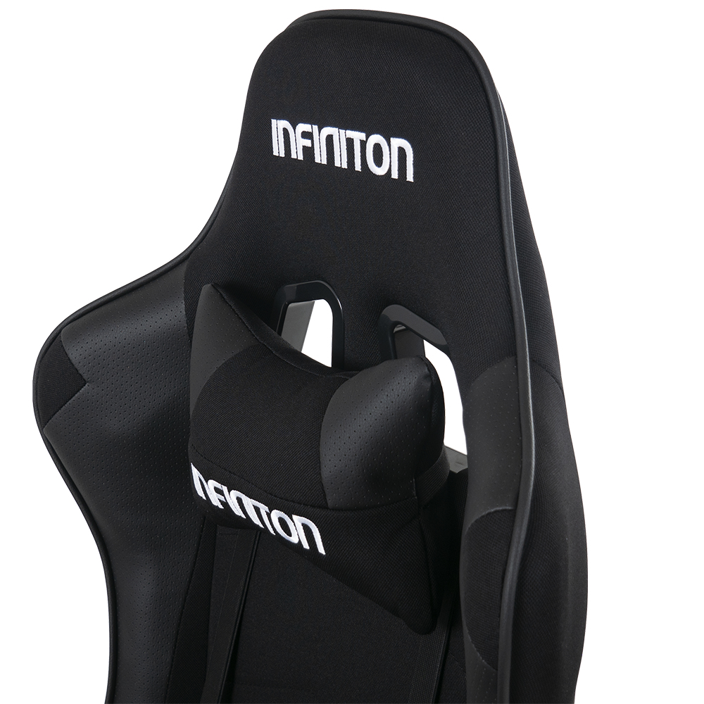 Una silla gamer negra con letras blancas arriba y en el cojín del cuello.