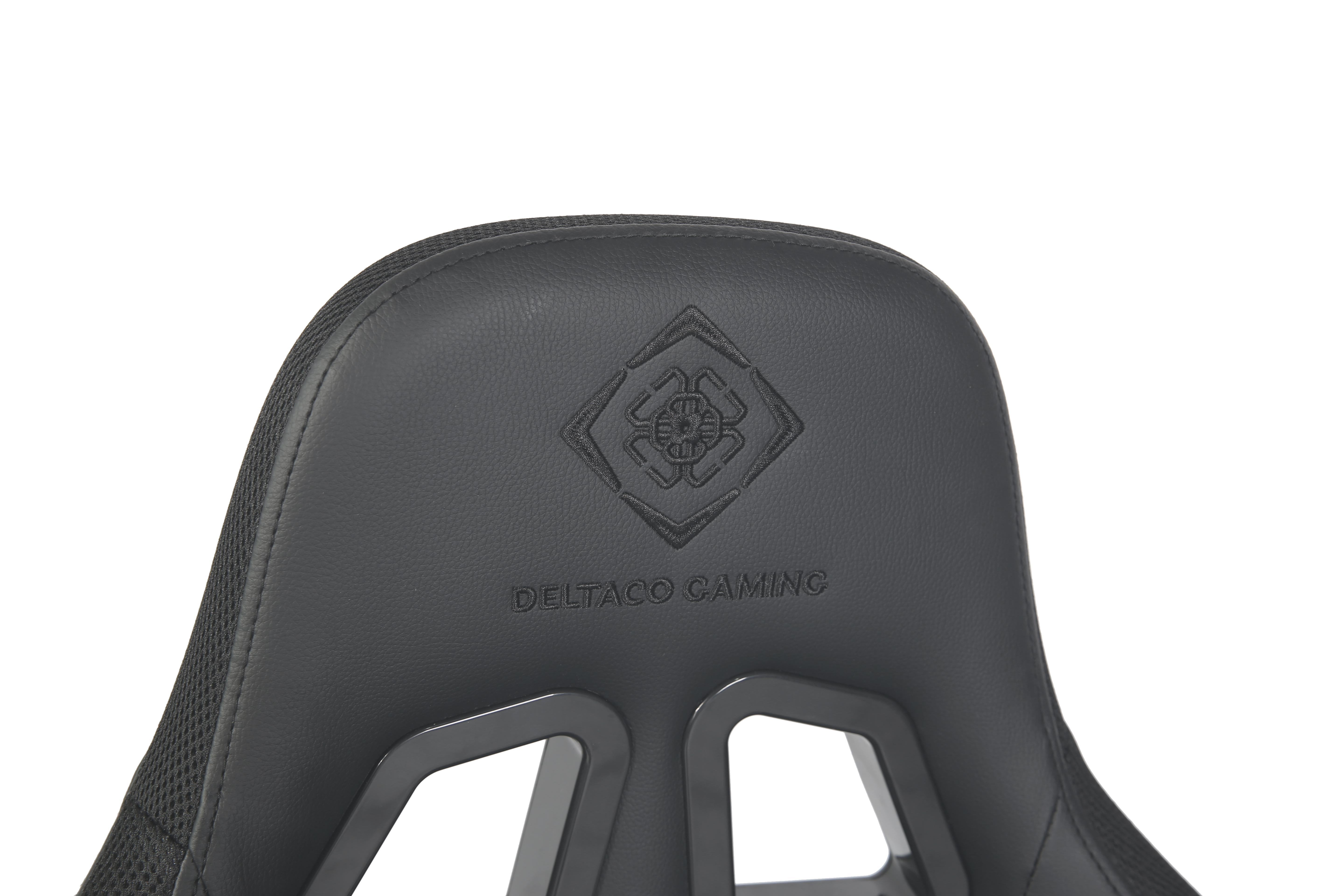 Nahaufnahme eines schwarzen Gaming-Stuhls mit Logo und Schriftzug.