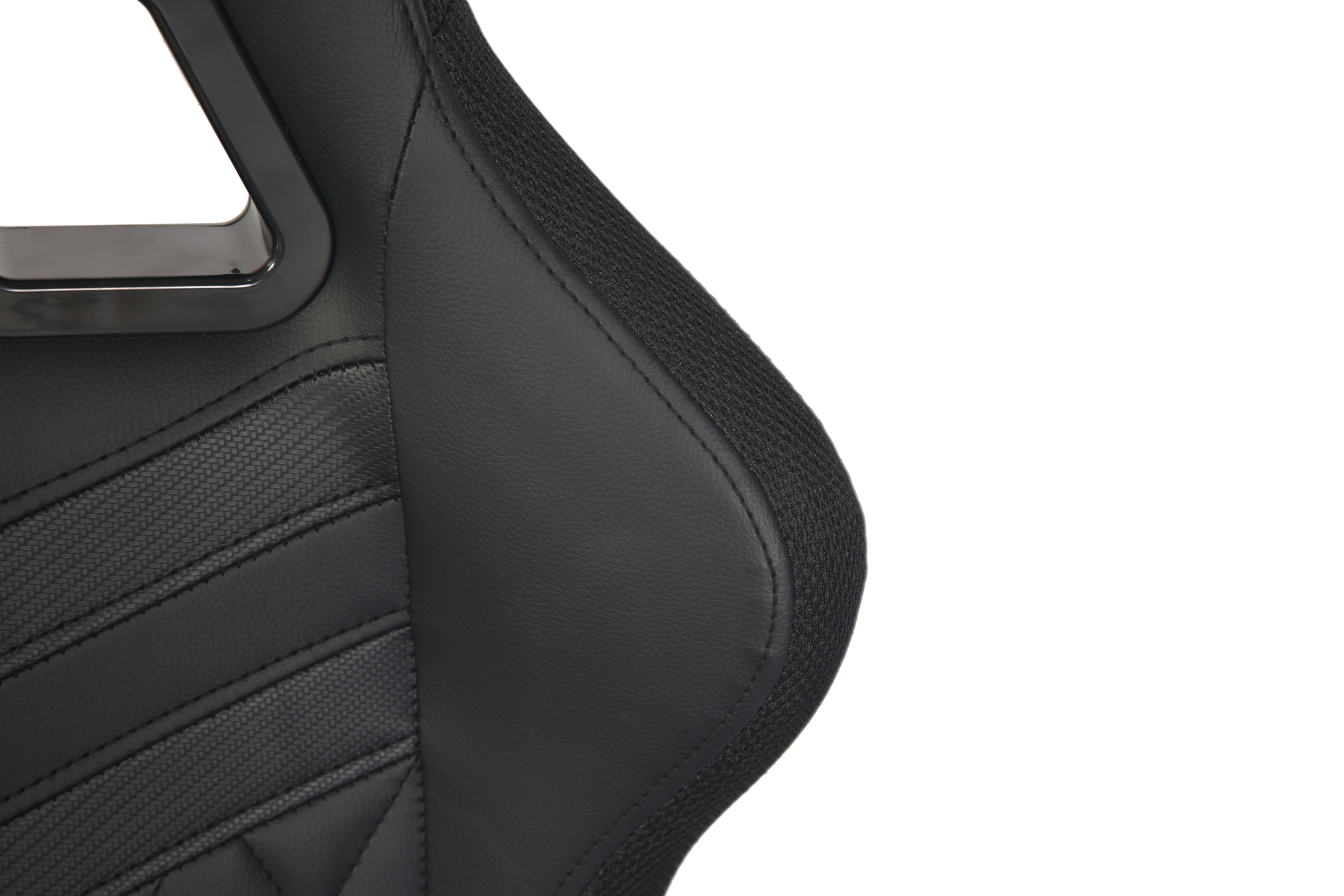 Schwarzer Autositz-Detail mit Nähten und Netzgewebe.