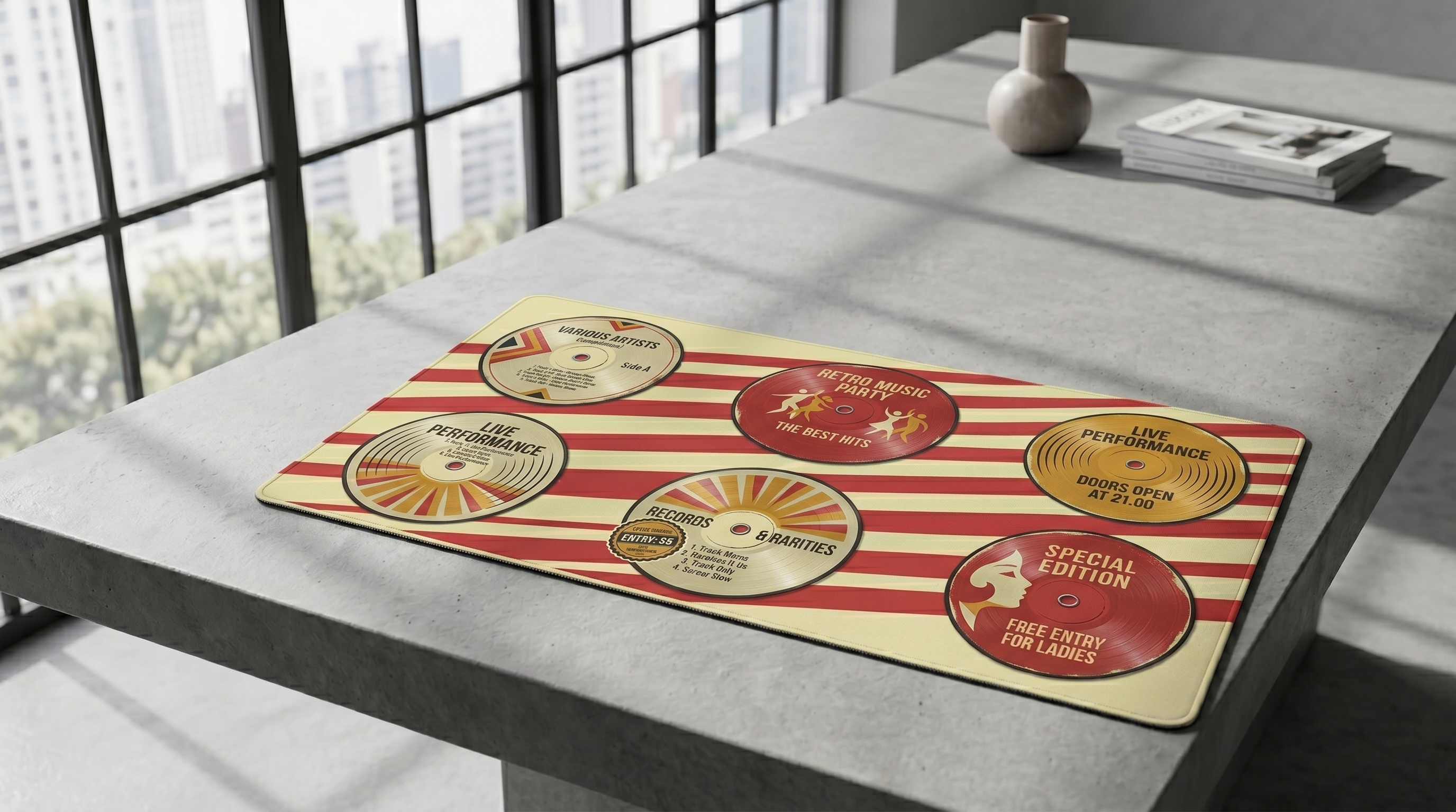 Kırmızı ve sarı çizgili vinil kayıt tasarımlı yer matı.