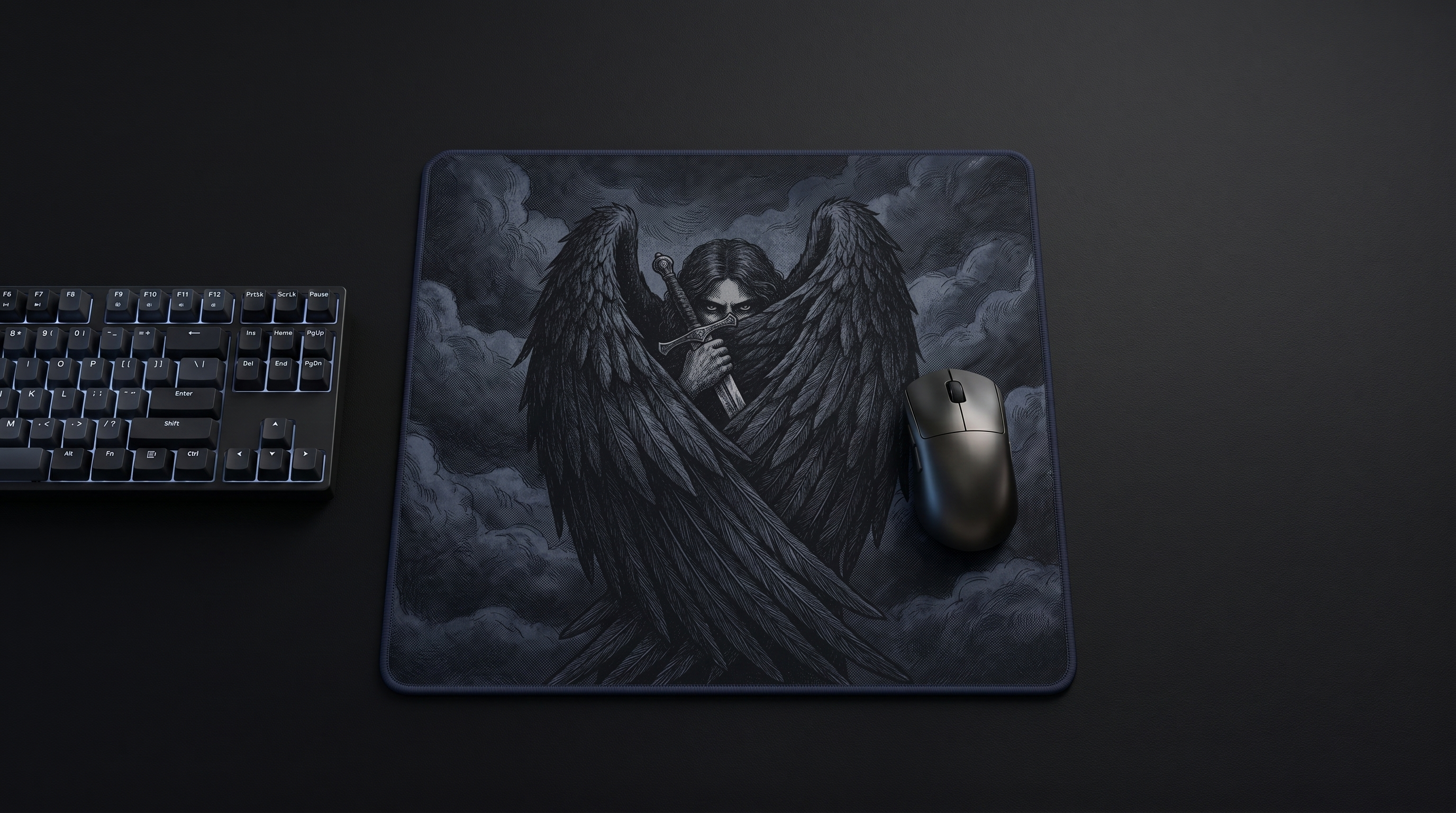 Kılıçlı ve kanatlı karanlık melek, klavye ve fare yanında mousepad üzerinde.