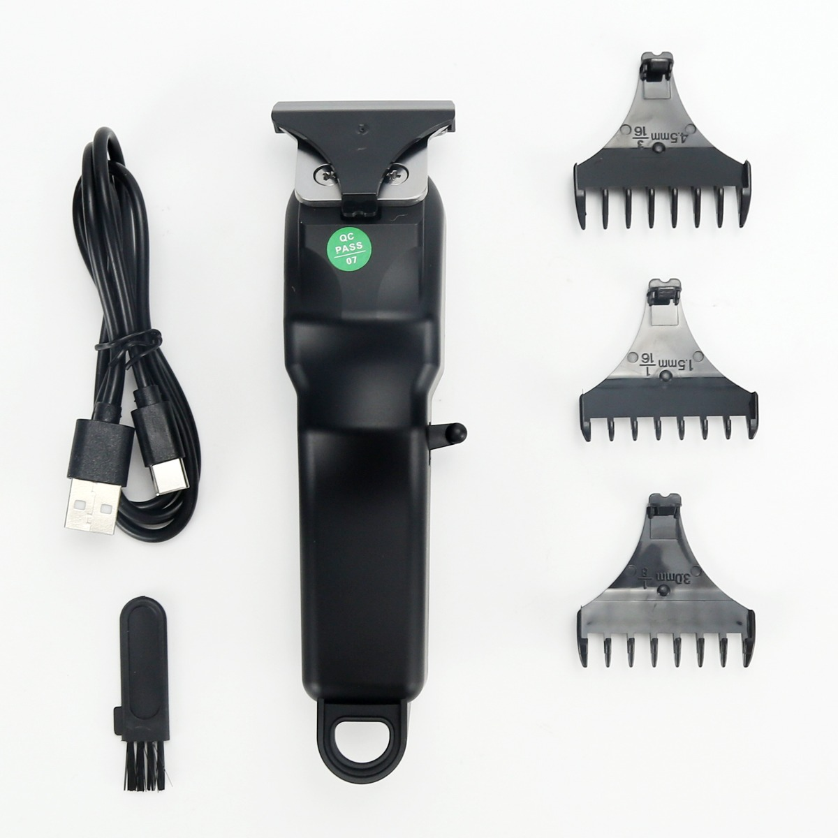 Schwarzer Haarschneider mit USB-Kabel, Reinigungsbürste und drei Aufsteckkämmen.
