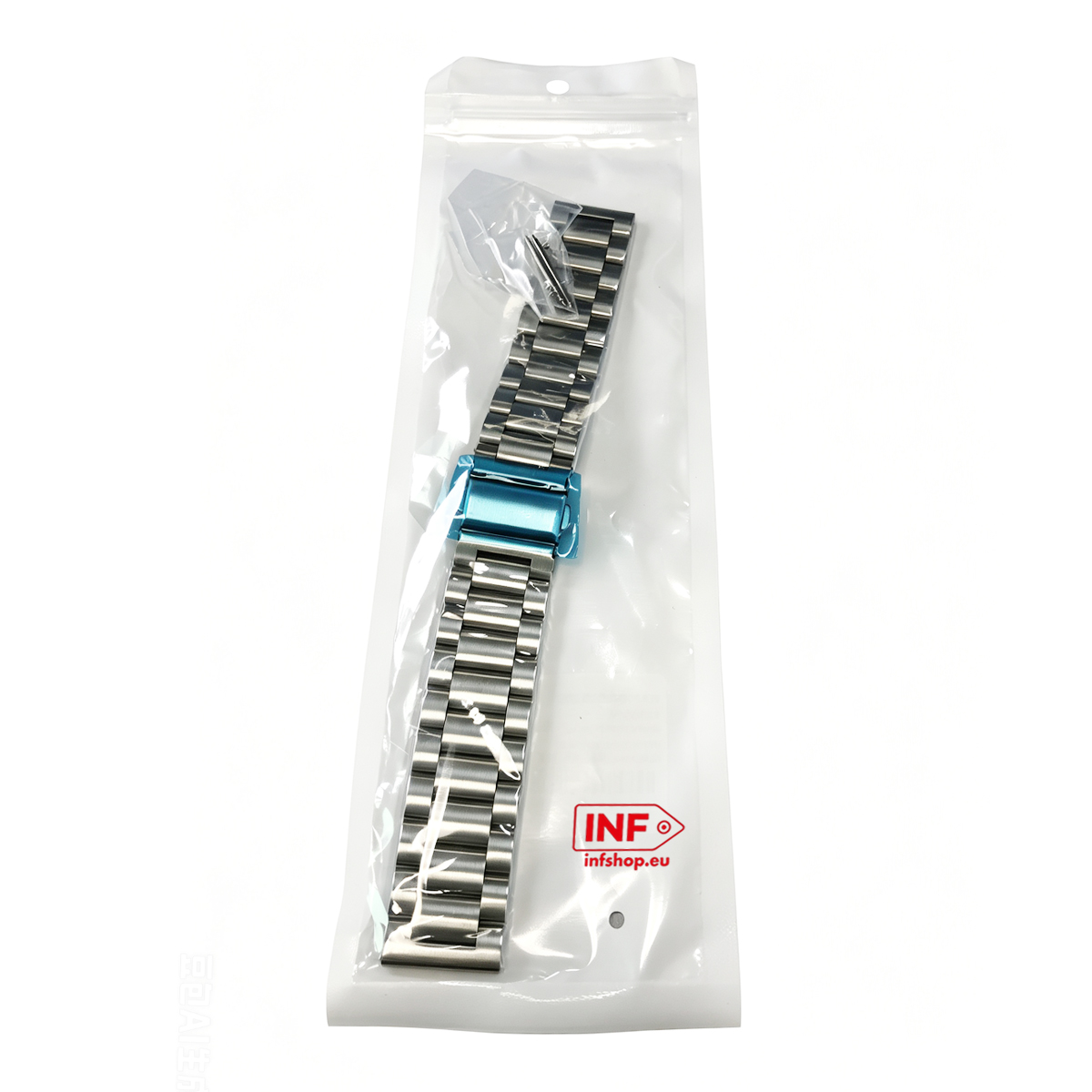 Ein silbernes Armband mit blauer Schnalle in einer Plastiktüte.