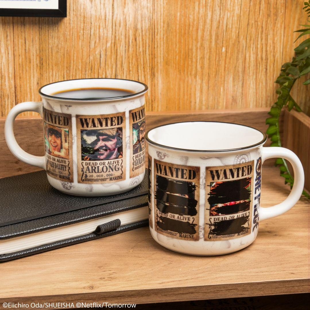 Zwei Tassen mit Wanted-Postern, eine gefüllt mit Kaffee, auf Büchern.