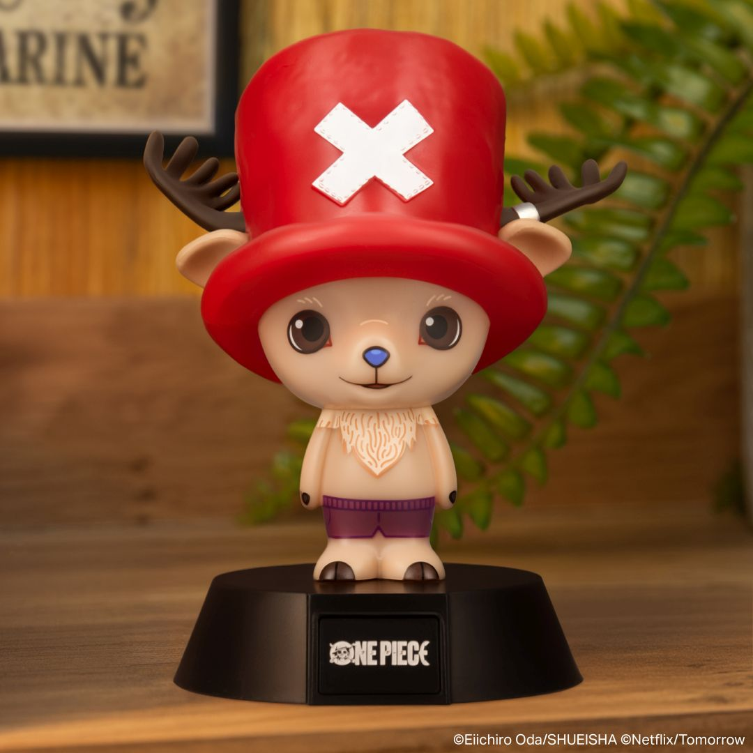 Figurka Choppera z One Piece w czerwonym kapeluszu i fioletowych spodenkach na czarnej podstawie.