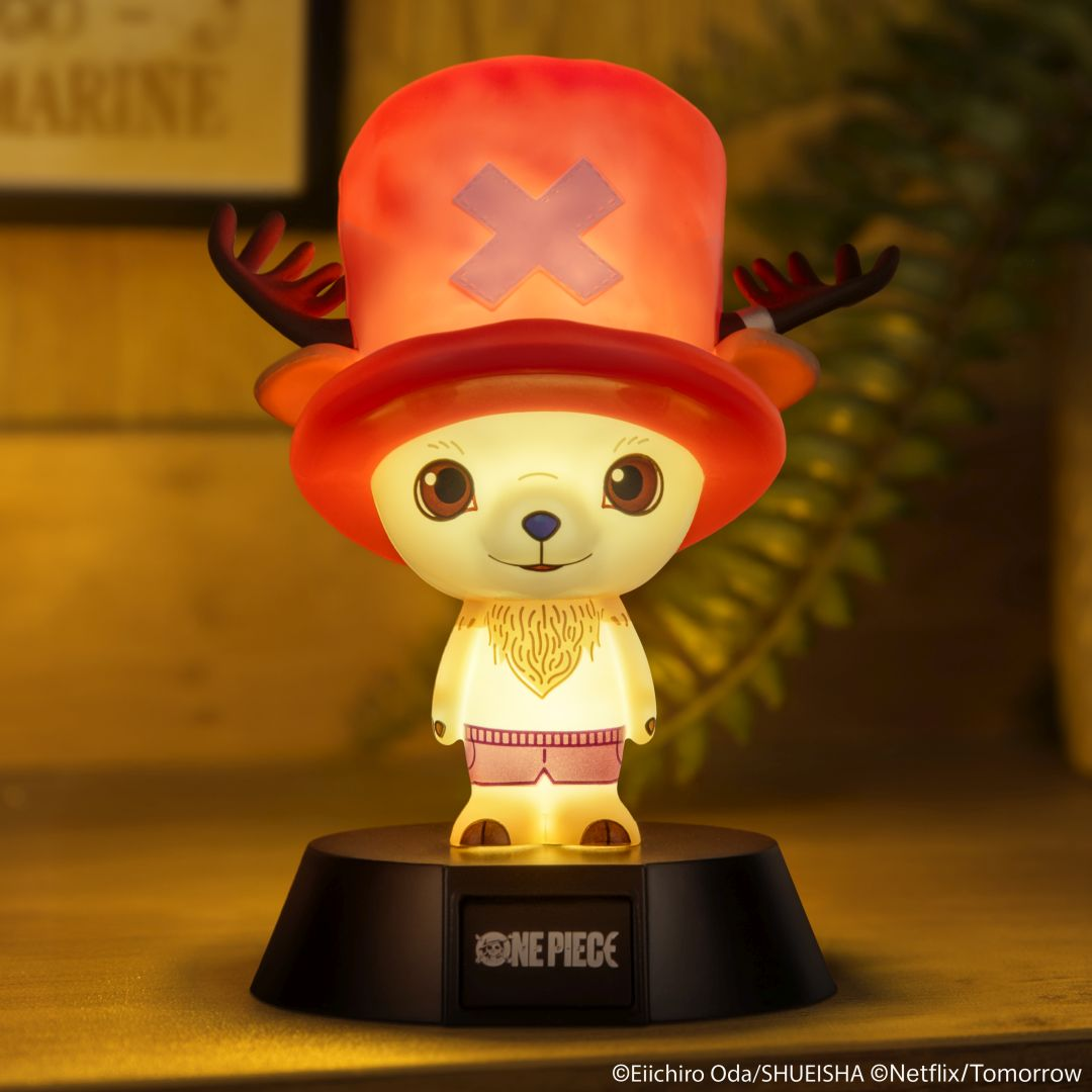 Świecąca figurka Choppera z One Piece w czerwonym kapeluszu z rogami.