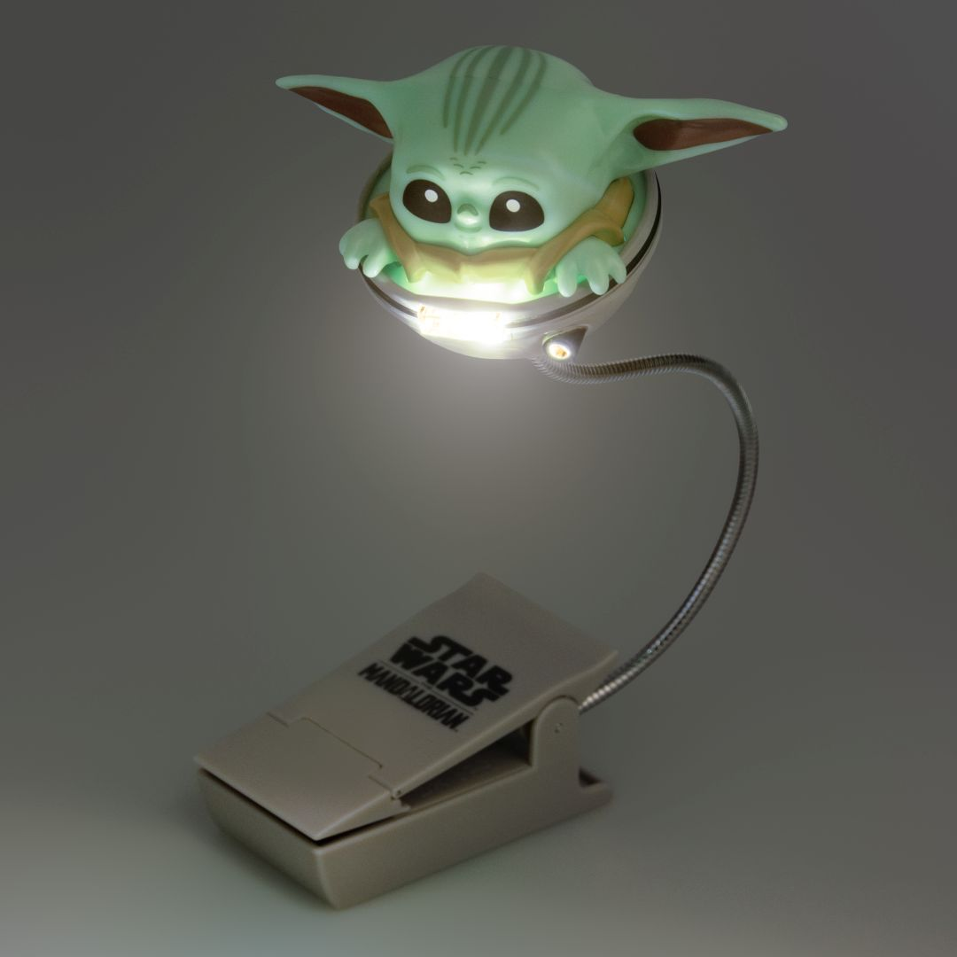 Lampka Baby Yoda z klipsem i logo Star Wars.