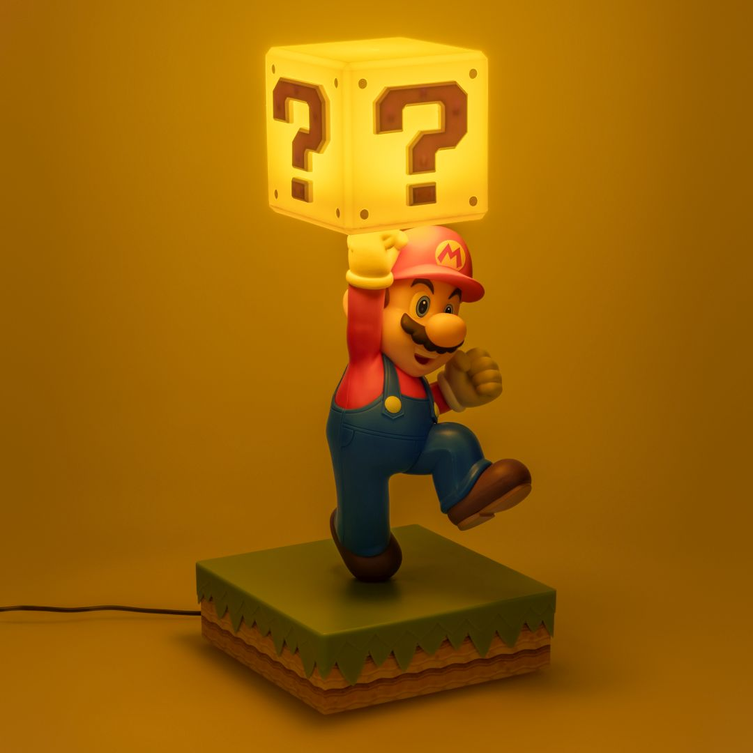 Figurka Mario trzymająca żółtą lampę w kształcie bloku z pytajnikiem.