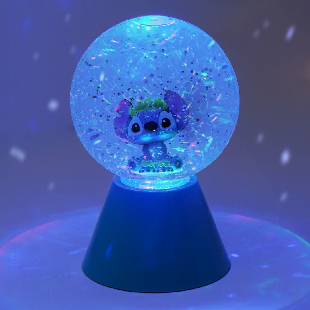 Niebieska lampa z figurką Stitch w środku, otoczona brokatem i światłami.