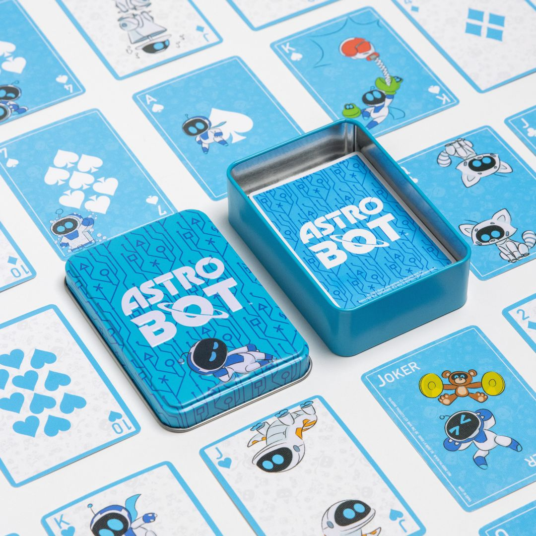 Deux boîtes en fer blanc Astro Bot sont posées sur des cartes à jouer Astro Bot.
