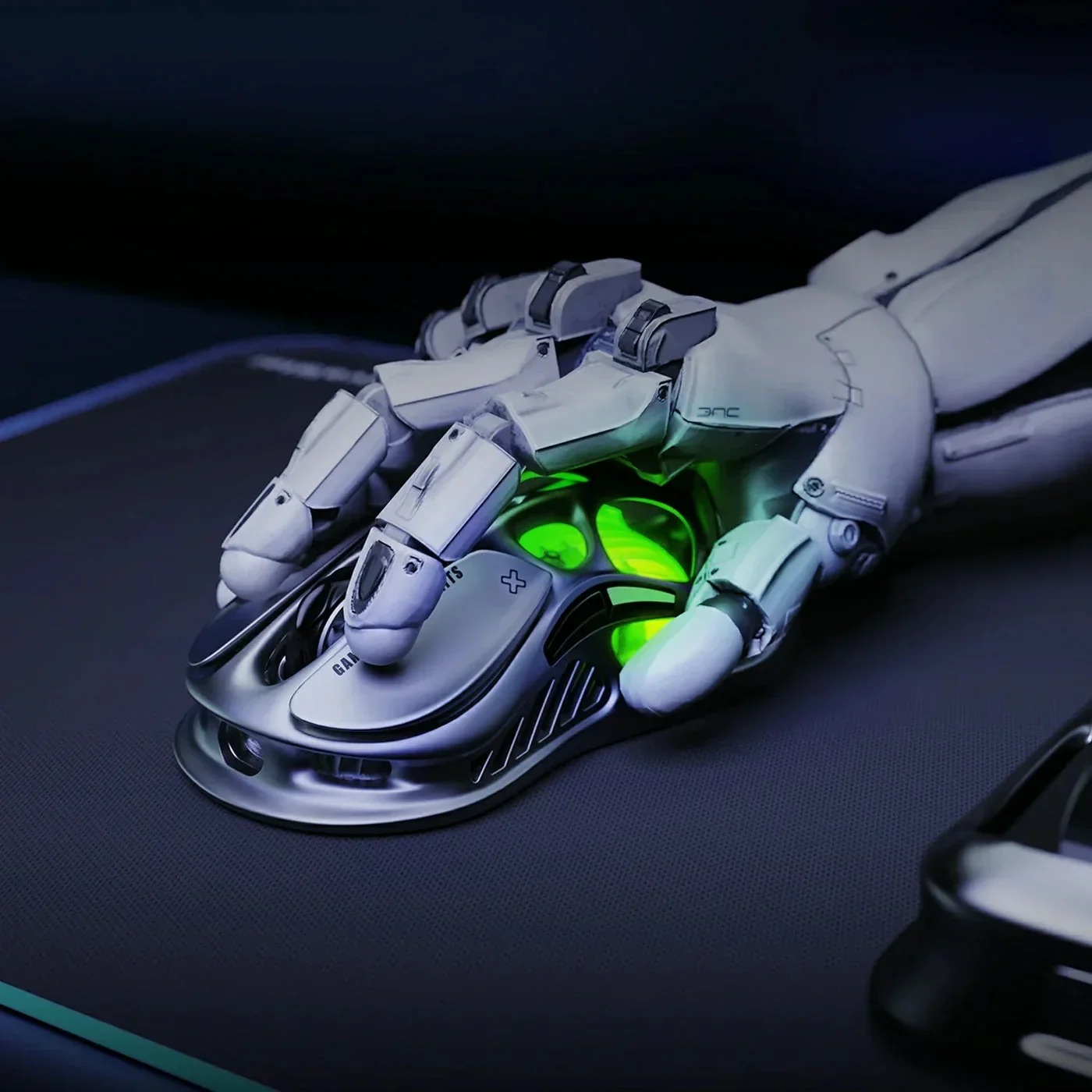 Robot eli, karanlık bir mat üzerinde parlayan yeşil vurgulara sahip fütüristik gümüş bir fareyi kavrıyor.