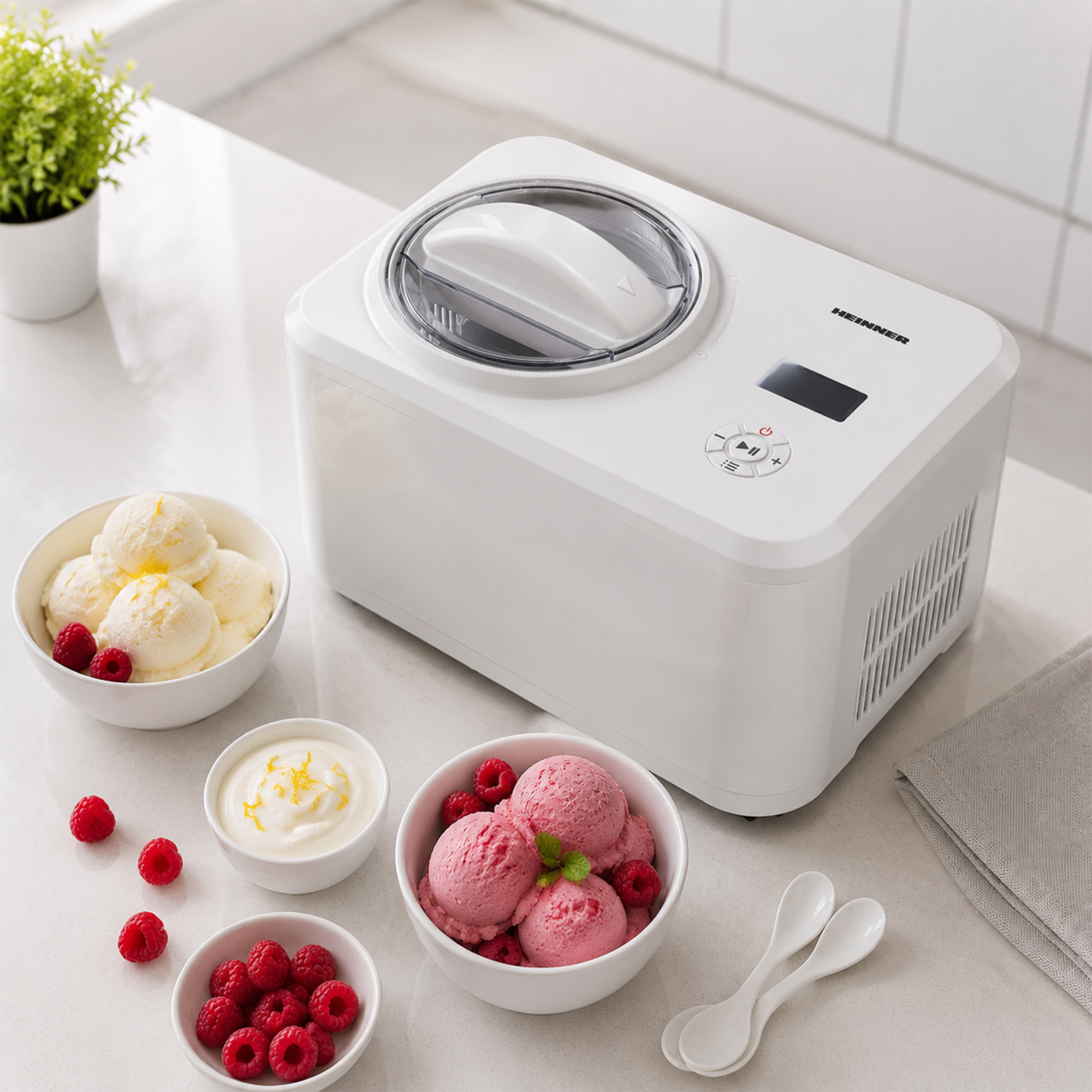 Ein weißer Eisbereiter mit Schüsseln voller Eis und Himbeeren.