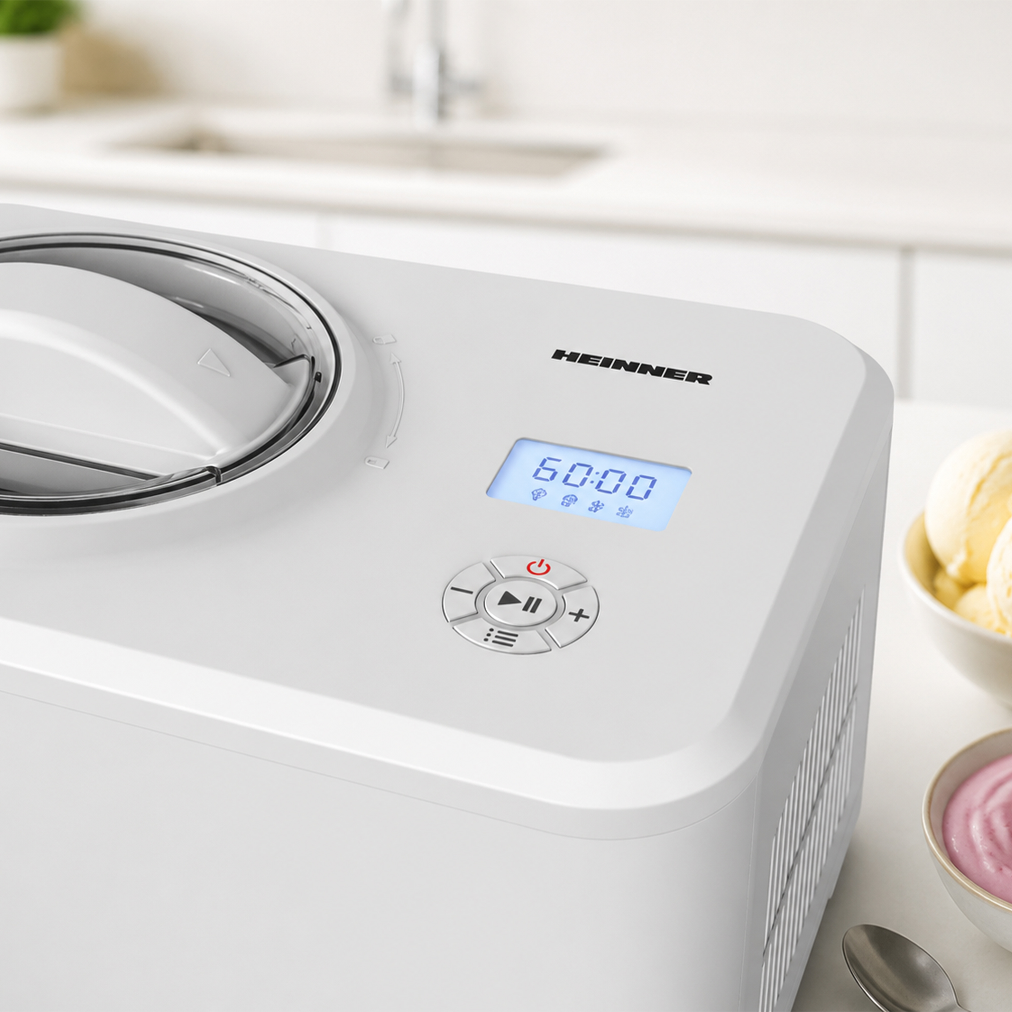 Weiße Eismaschine mit Digitalanzeige (60:00) neben Schüsseln mit Eiscreme.