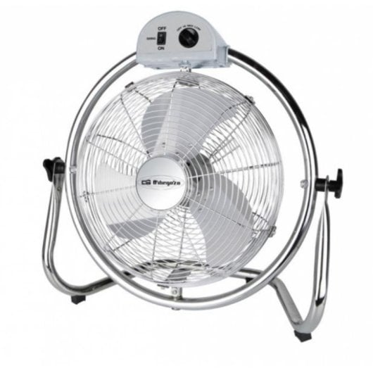 Un ventilador metálico plateado con tres aspas y base cromada.