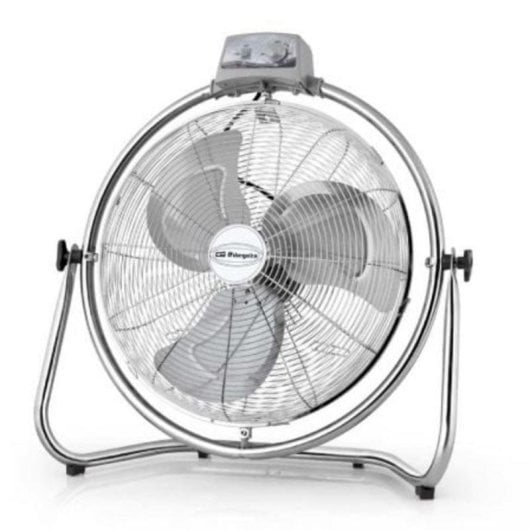 Un ventilador de suelo plateado con rejillas metálicas y tres aspas.