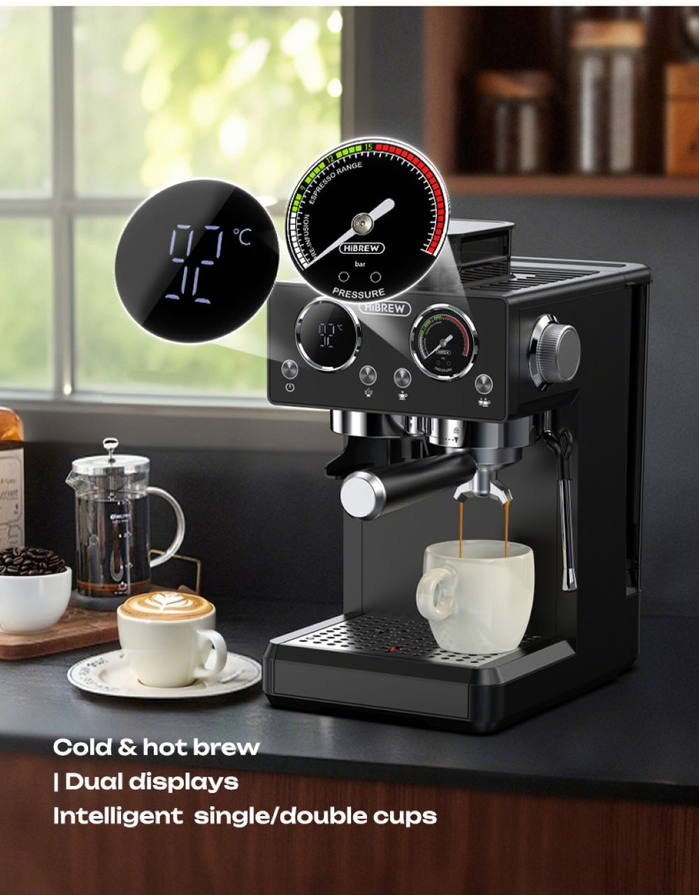 Máquina de espresso negra con doble pantalla, preparando espresso en una taza. Café y prensa francesa cerca.