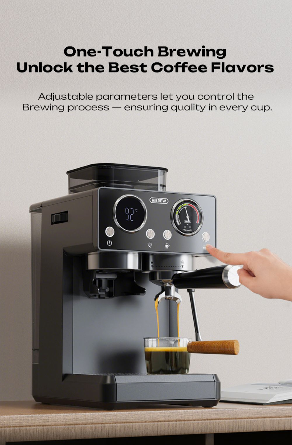 Una cafetera negra prepara espresso en un vaso. Una mano presiona un botón.