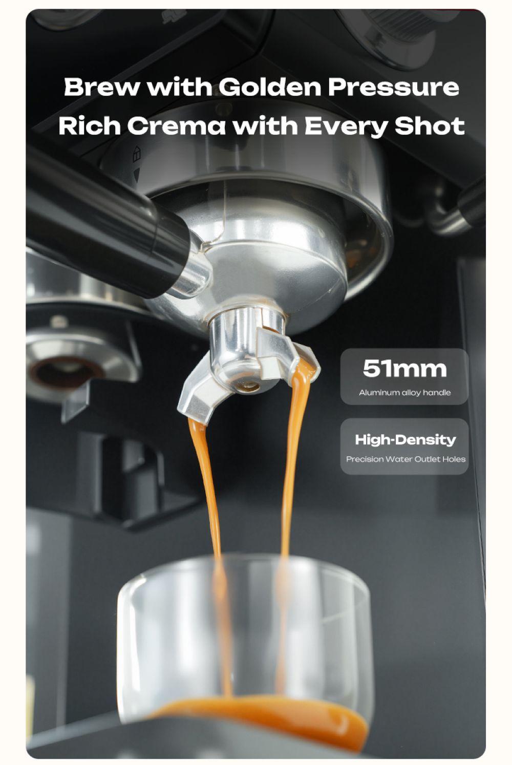Una máquina de espresso prepara café con crema rica en una taza.