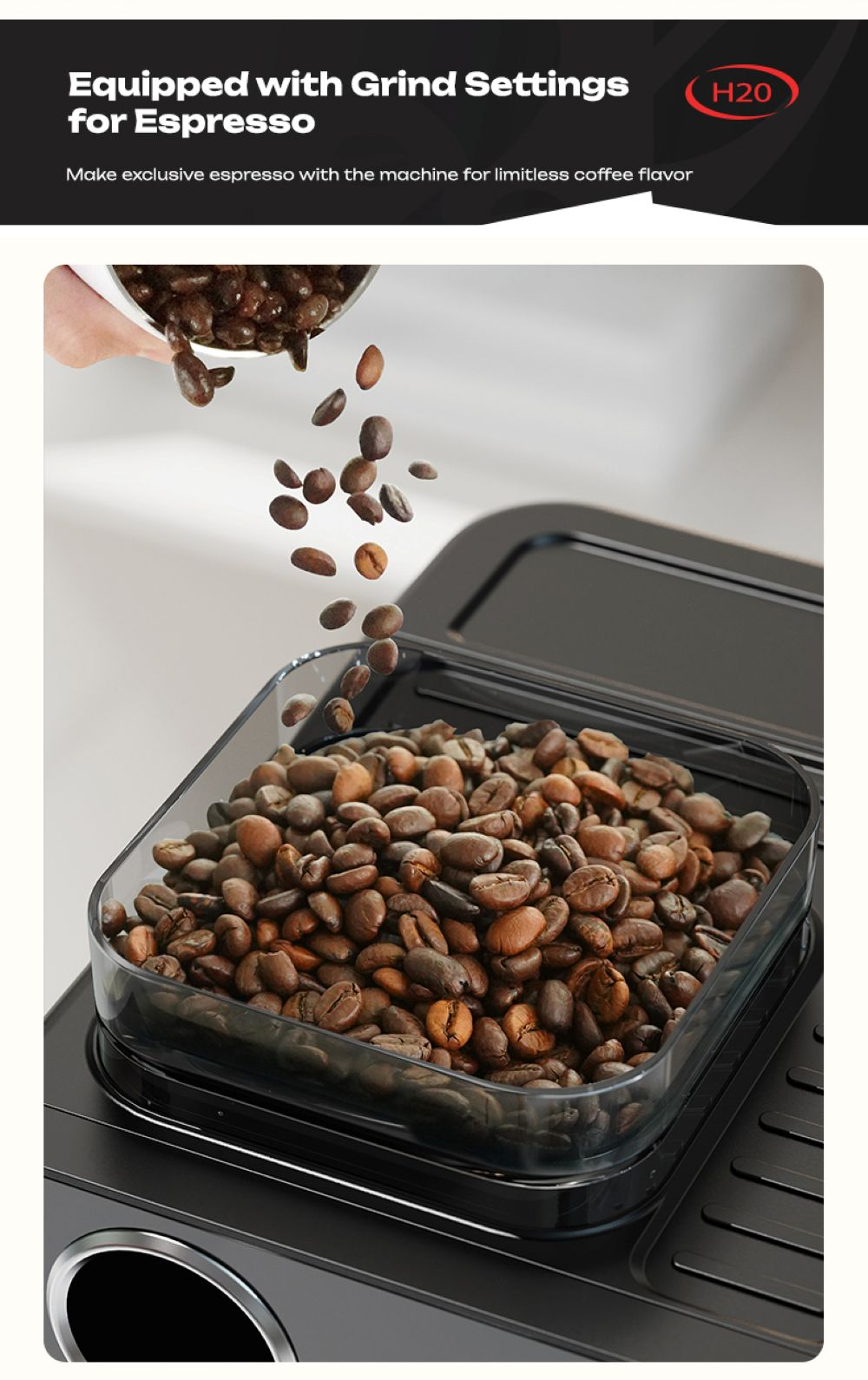 Granos de café cayendo en un recipiente de vidrio en una cafetera.