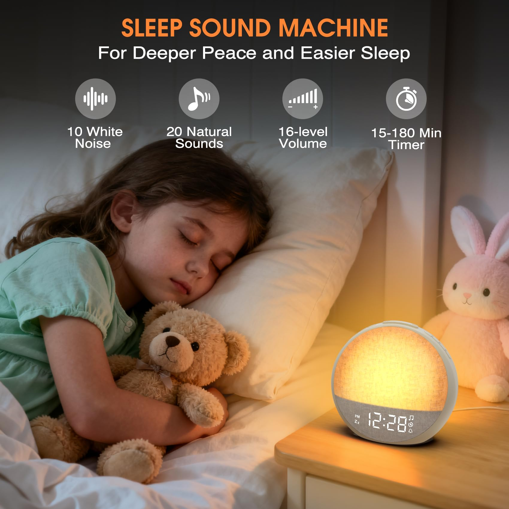 Ein schlafendes Mädchen mit Teddybär und einem Nachttischlicht mit Uhr.