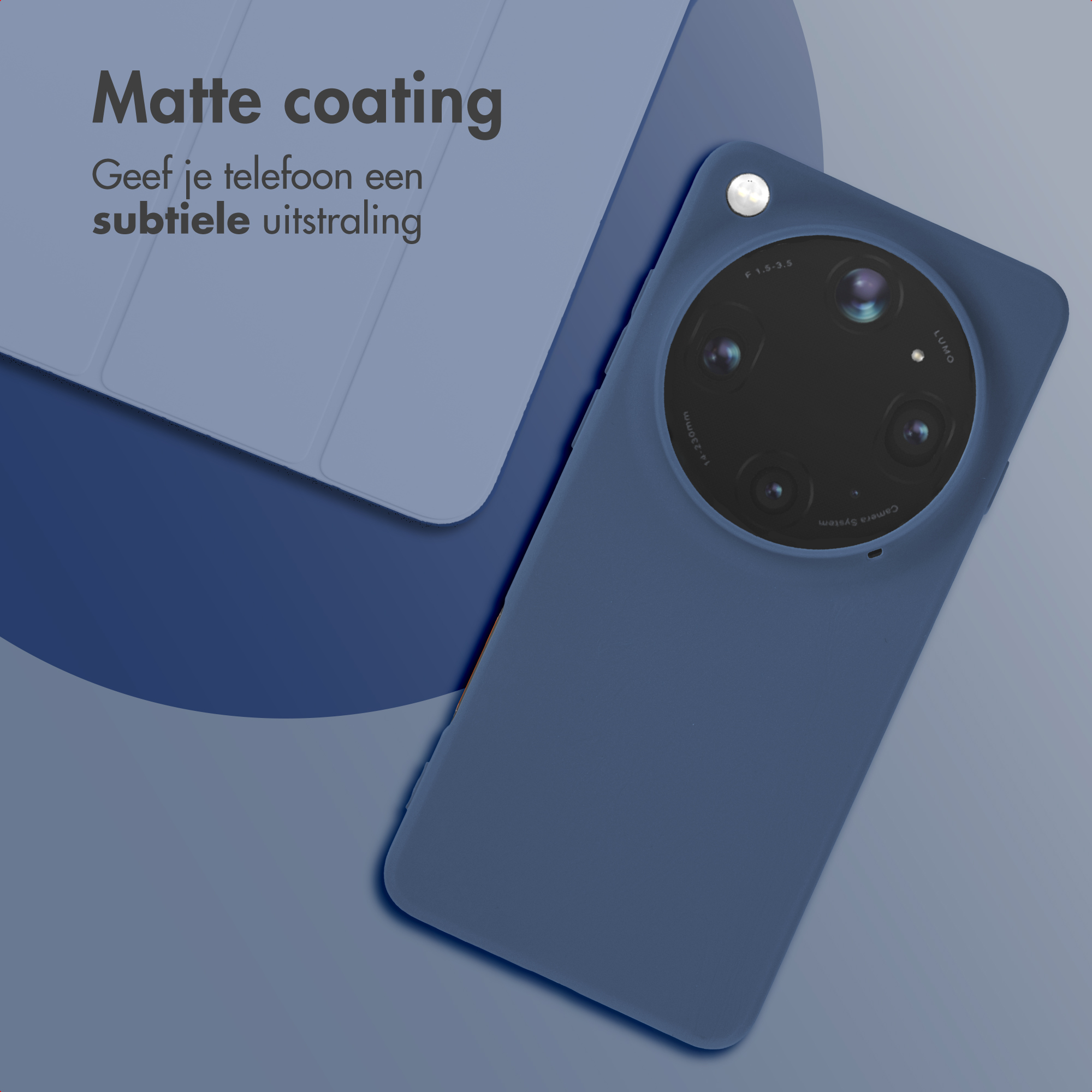 Un smartphone bleu avec un étui mat et un grand appareil photo sur fond bleu.