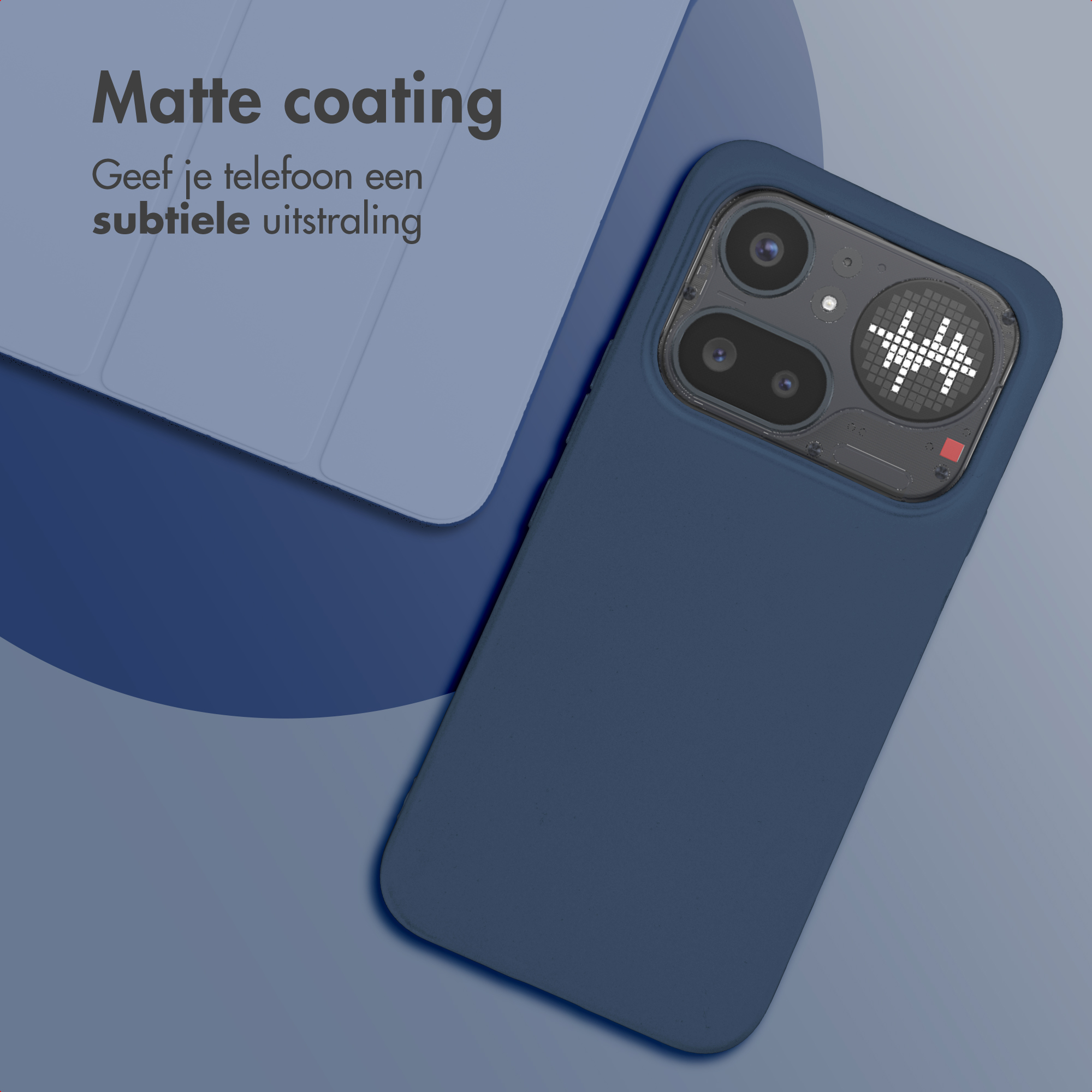 Une coque de téléphone bleue repose sur une surface bleu clair avec du texte.