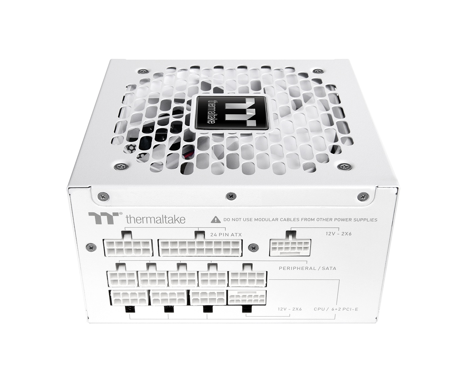 Una fuente de alimentación Thermaltake blanca con múltiples puertos y rejilla de ventilación.