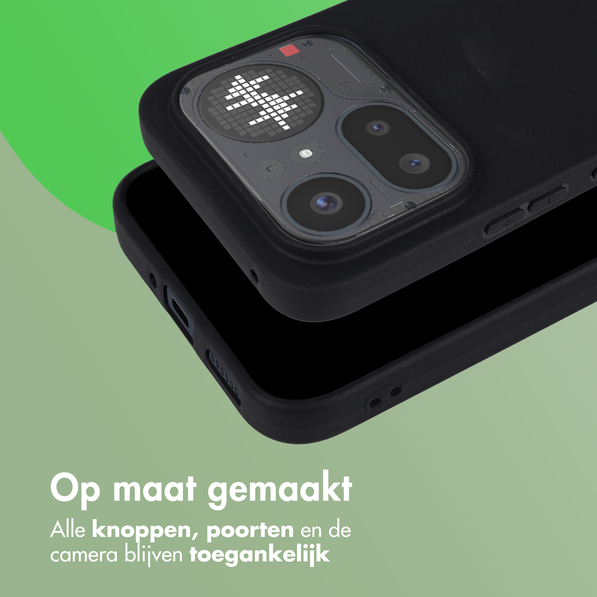 Coque de téléphone noire avec découpe appareil photo sur fond vert. Texte : Op maat gemaakt.