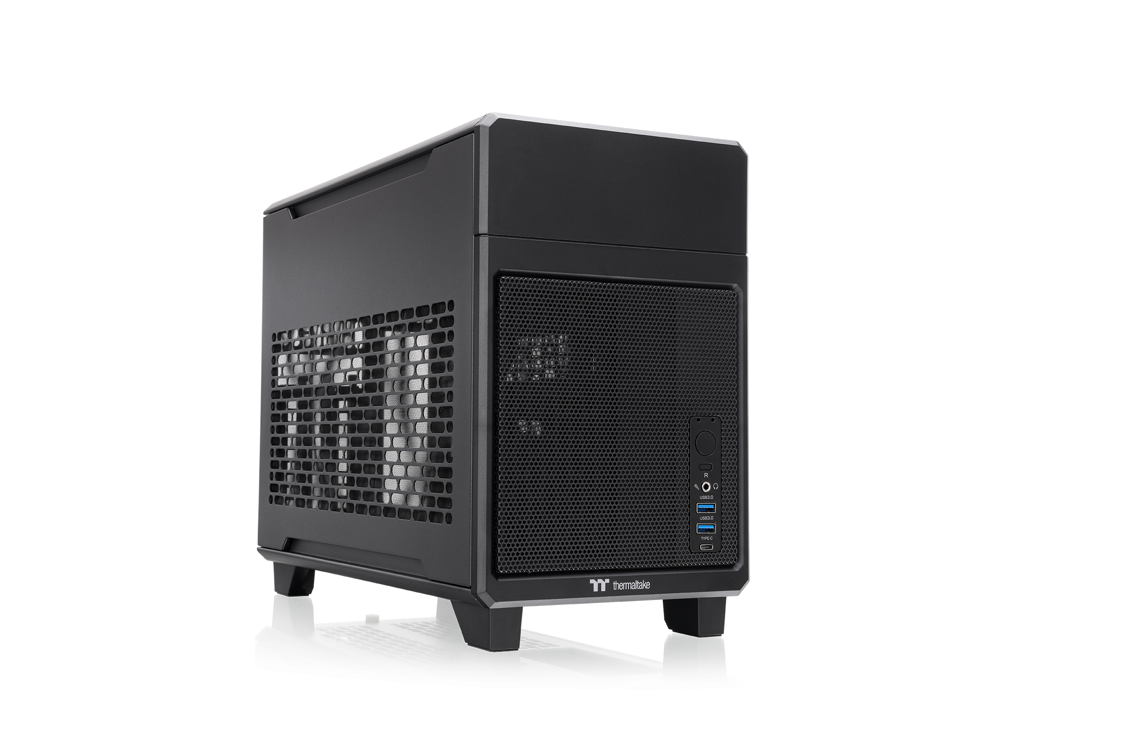 Una tower del computer nera con pannelli in rete e porte USB su sfondo bianco.