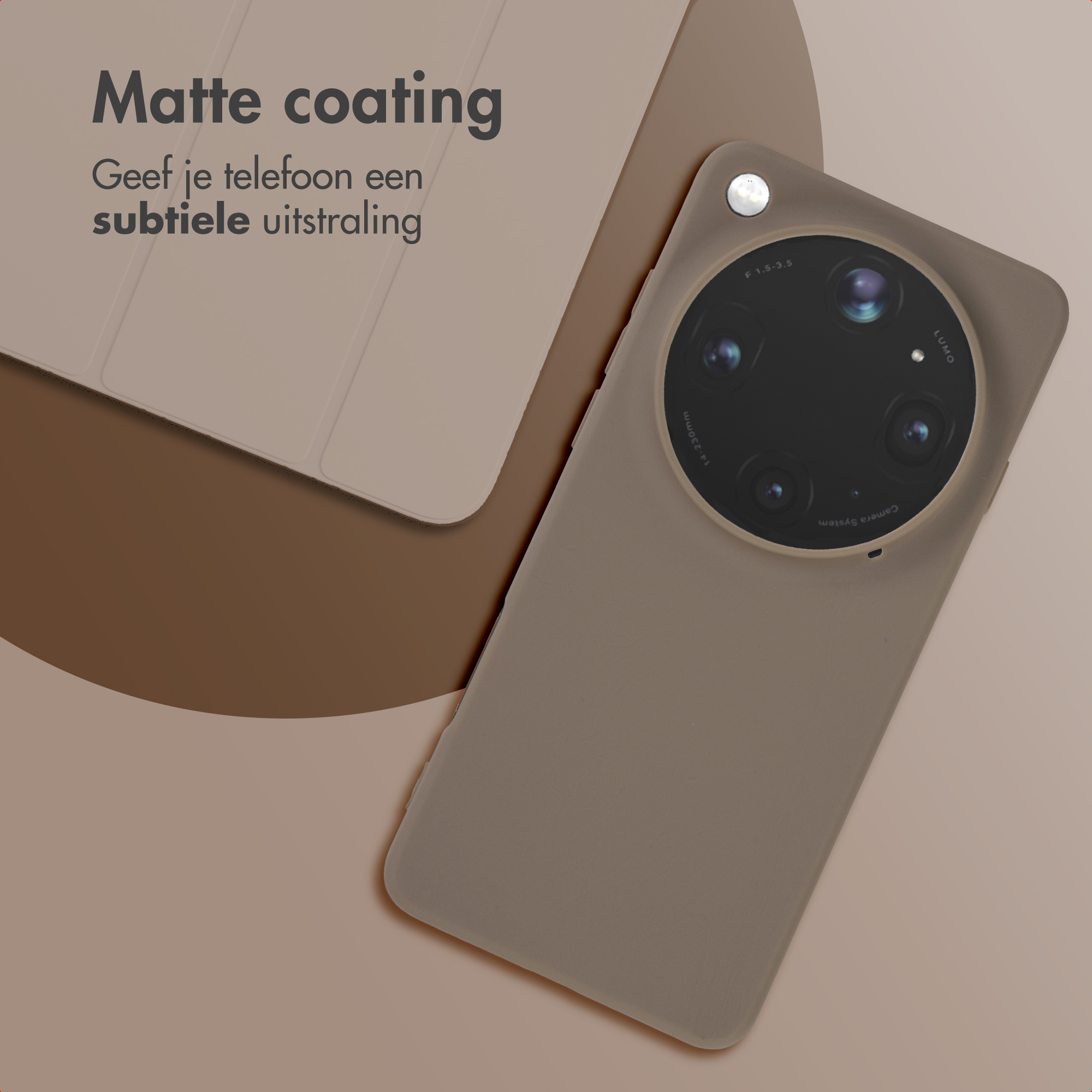 Un smartphone taupe avec un module caméra circulaire à l'arrière.