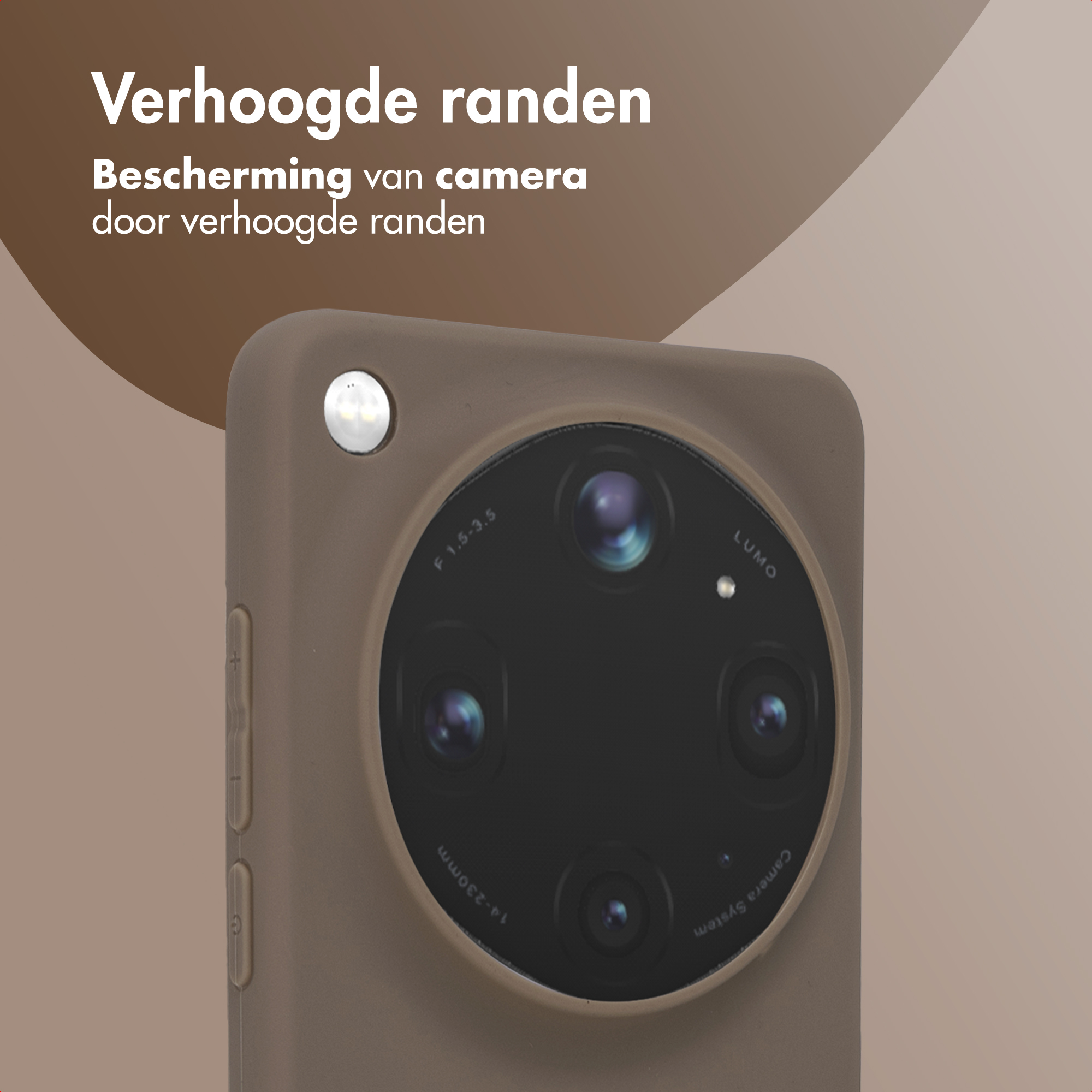 Gros plan d'un étui de téléphone marron avec un système de caméra à quatre objectifs.