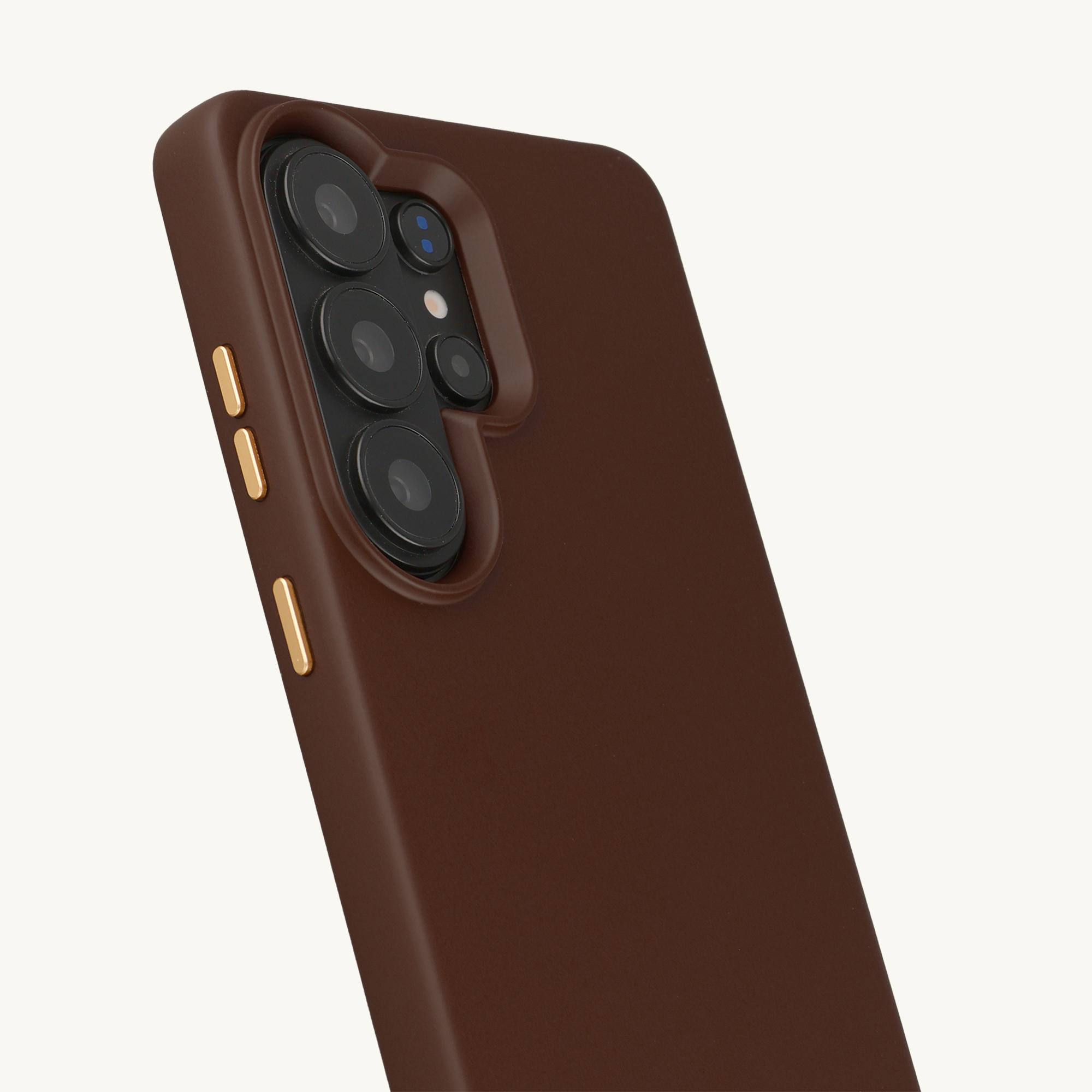 Coque de téléphone marron avec un réseau de plusieurs objectifs et boutons dorés.