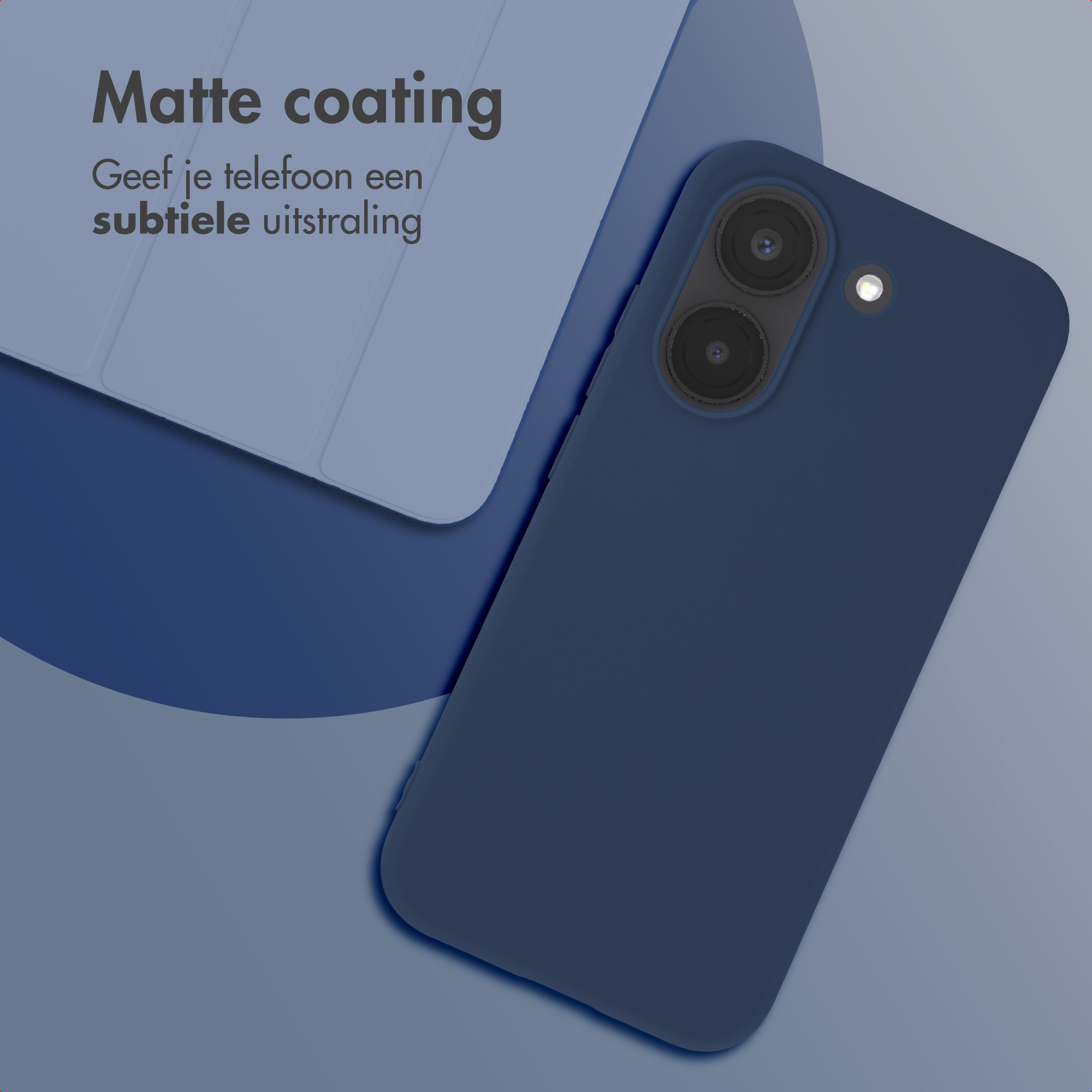 Donkerblauwe telefoon met matte hoes, twee camera's en flitser op lichte achtergrond.