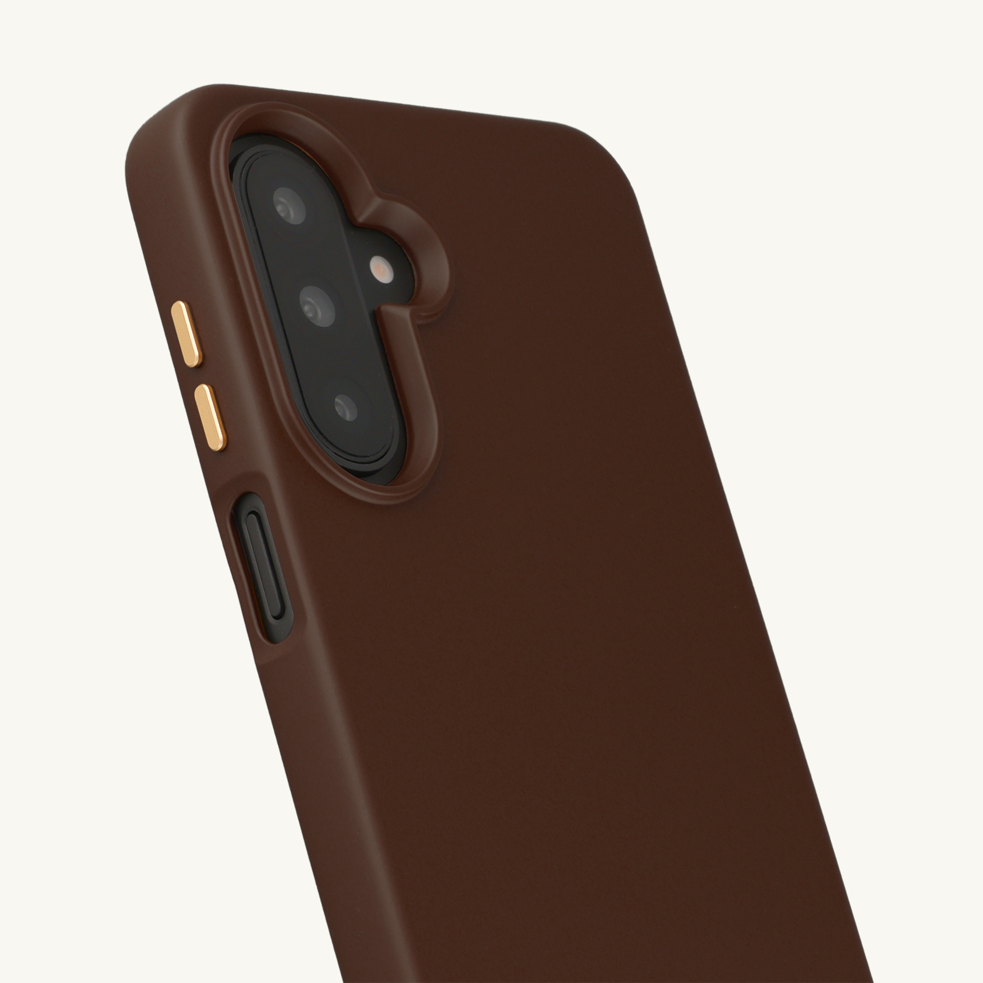 Een bruine telefoonhoes met cameralens en gouden knoppen.