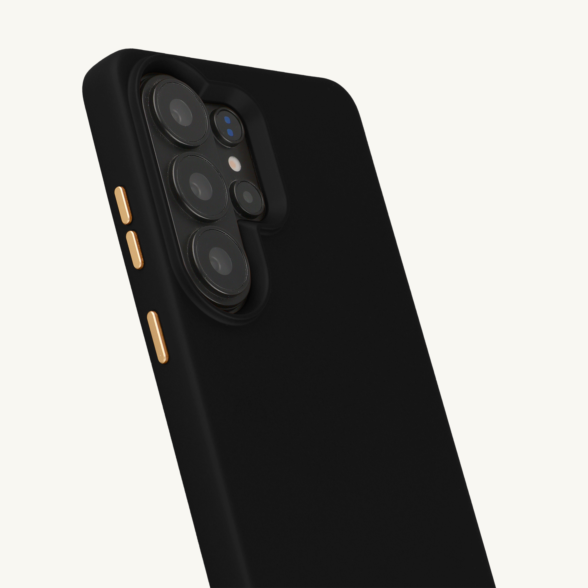 Coque de téléphone noire avec caméras visibles et boutons dorés.