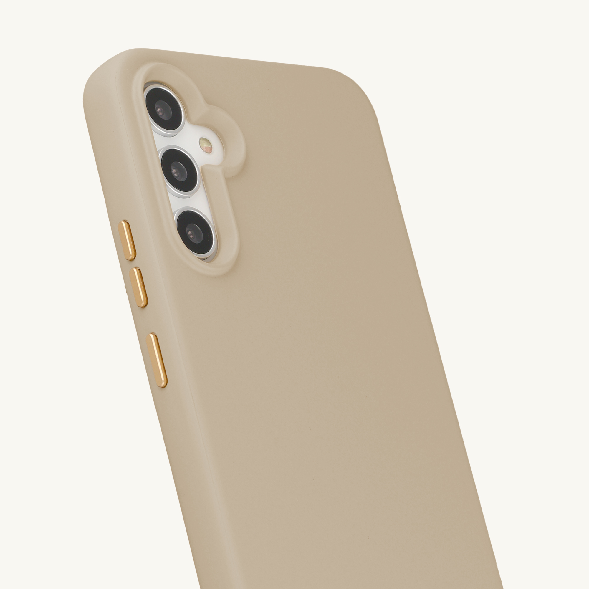 Una funda de teléfono beige con recorte de cámara y botones dorados.