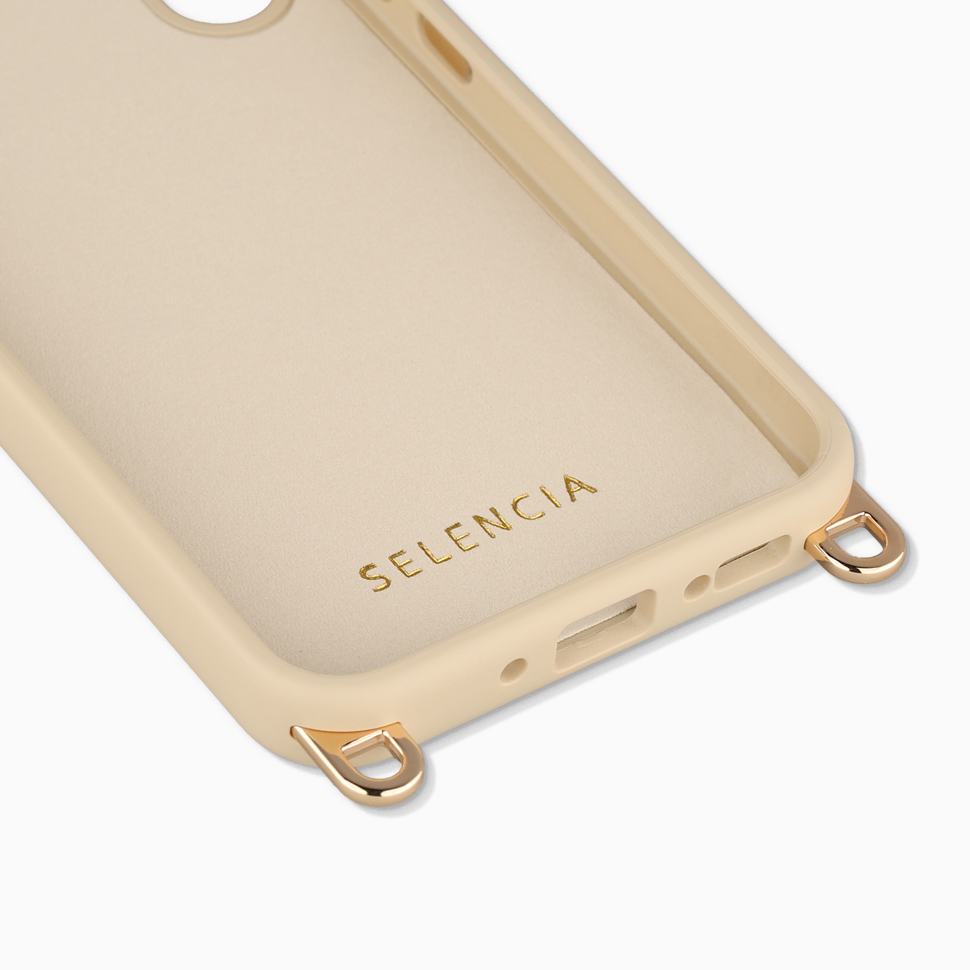 Una funda de teléfono beige con ojales dorados y el logo SELENCIA.