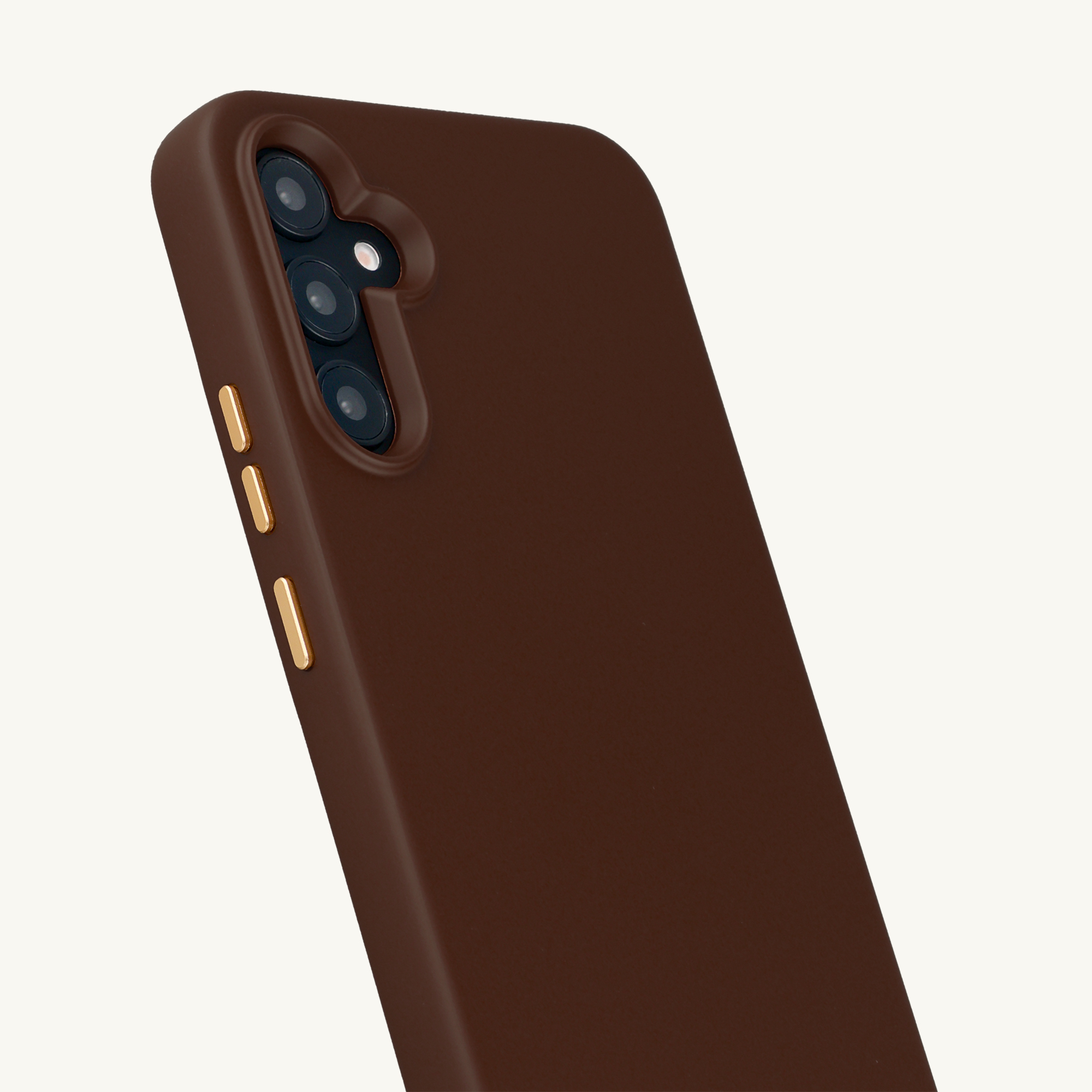 Una funda de teléfono marrón con configuración de triple cámara y botones dorados.
