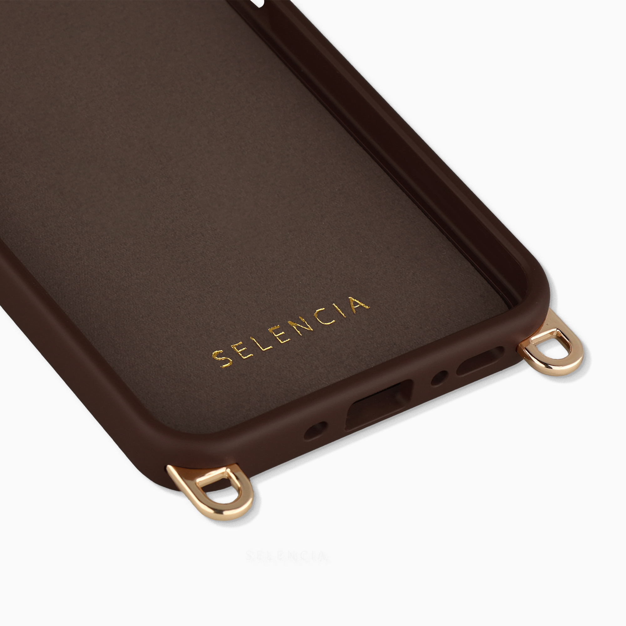 Funda marrón para teléfono con bucles dorados y logo en relieve.