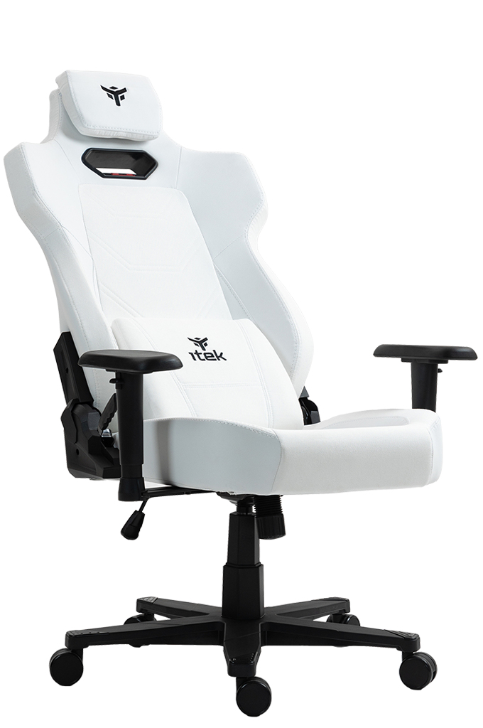 Una sedia da gaming ergonomica bianca con accenti neri e loghi, su sfondo bianco.