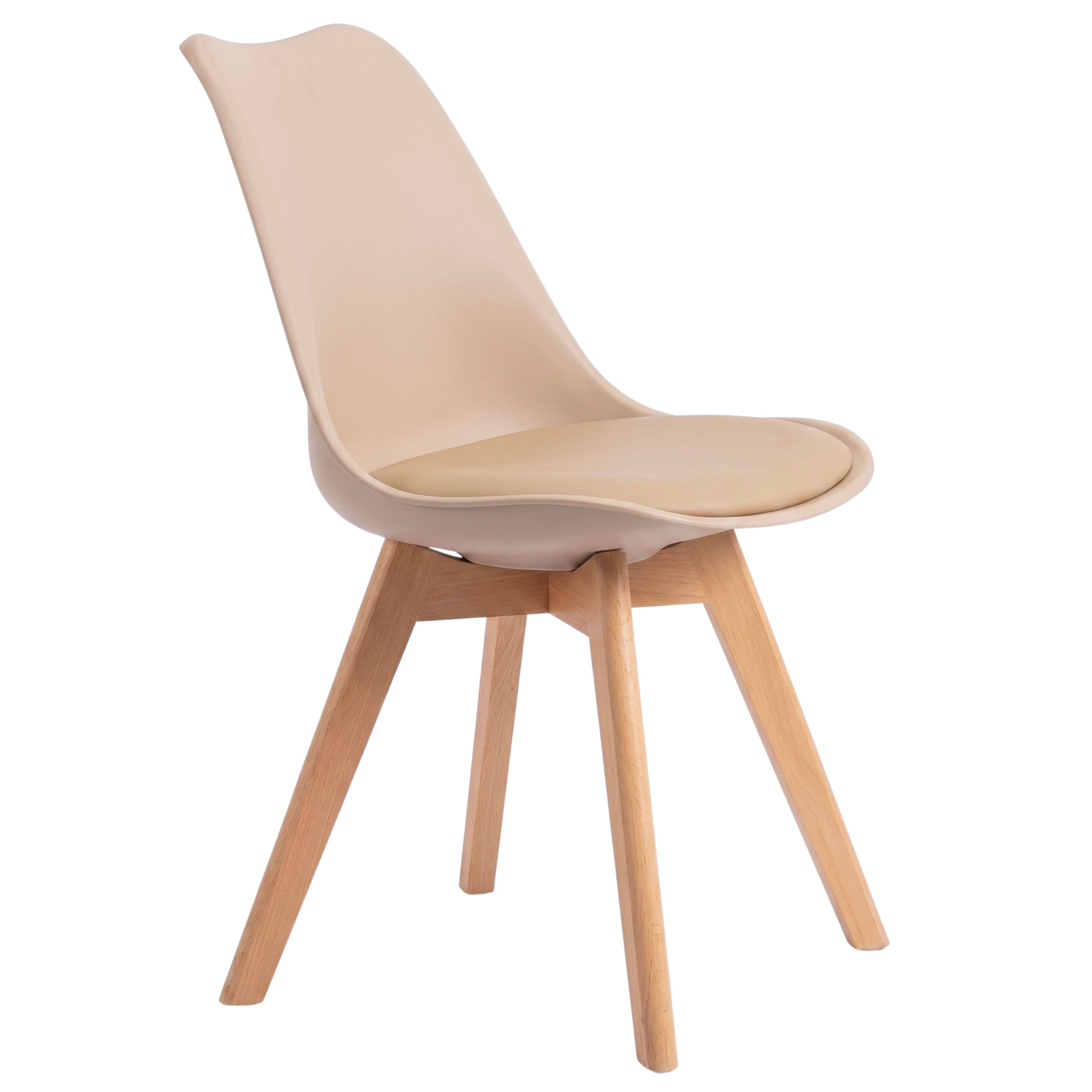 Una silla beige con patas de madera sobre fondo blanco.