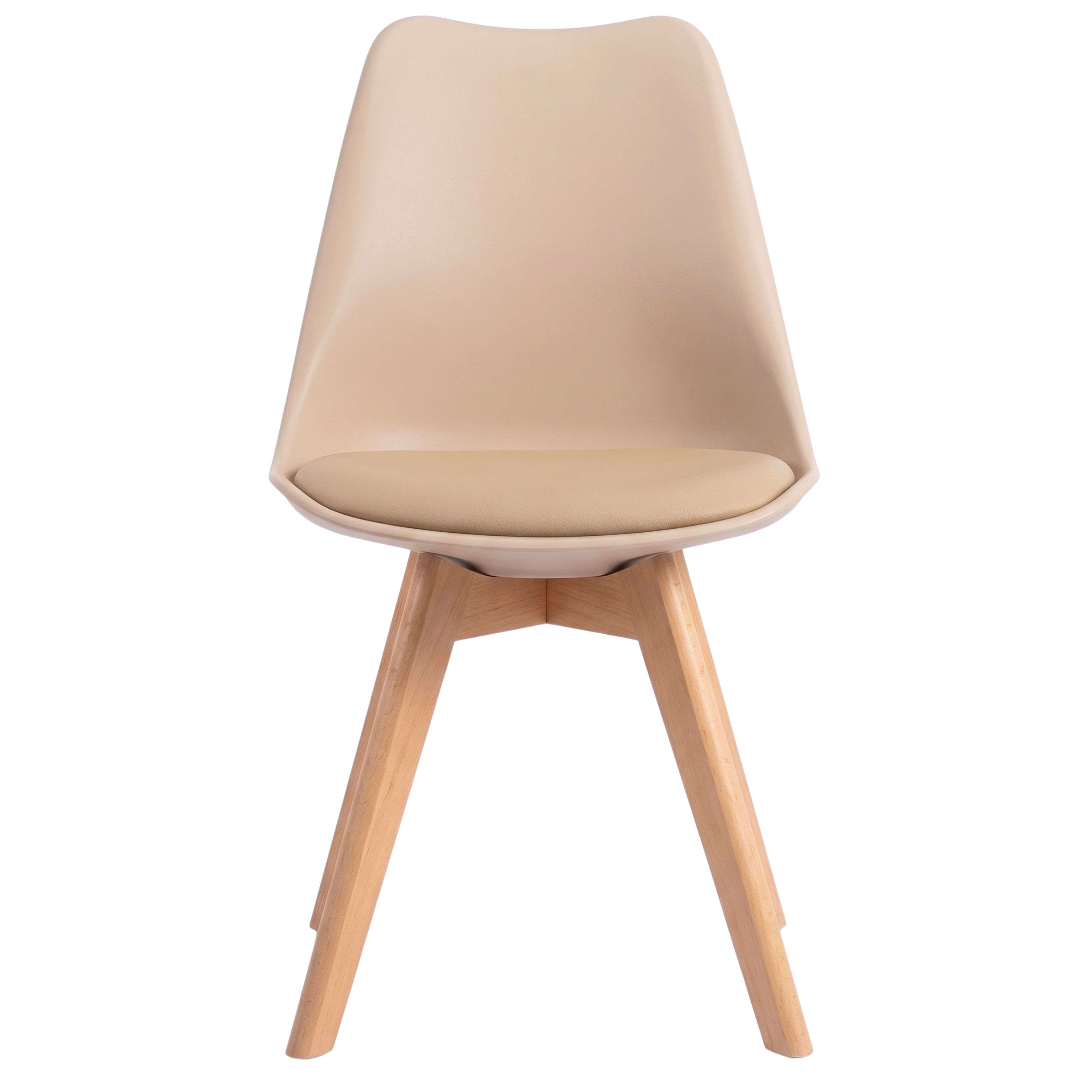 Una silla beige con patas de madera se muestra sobre fondo blanco.