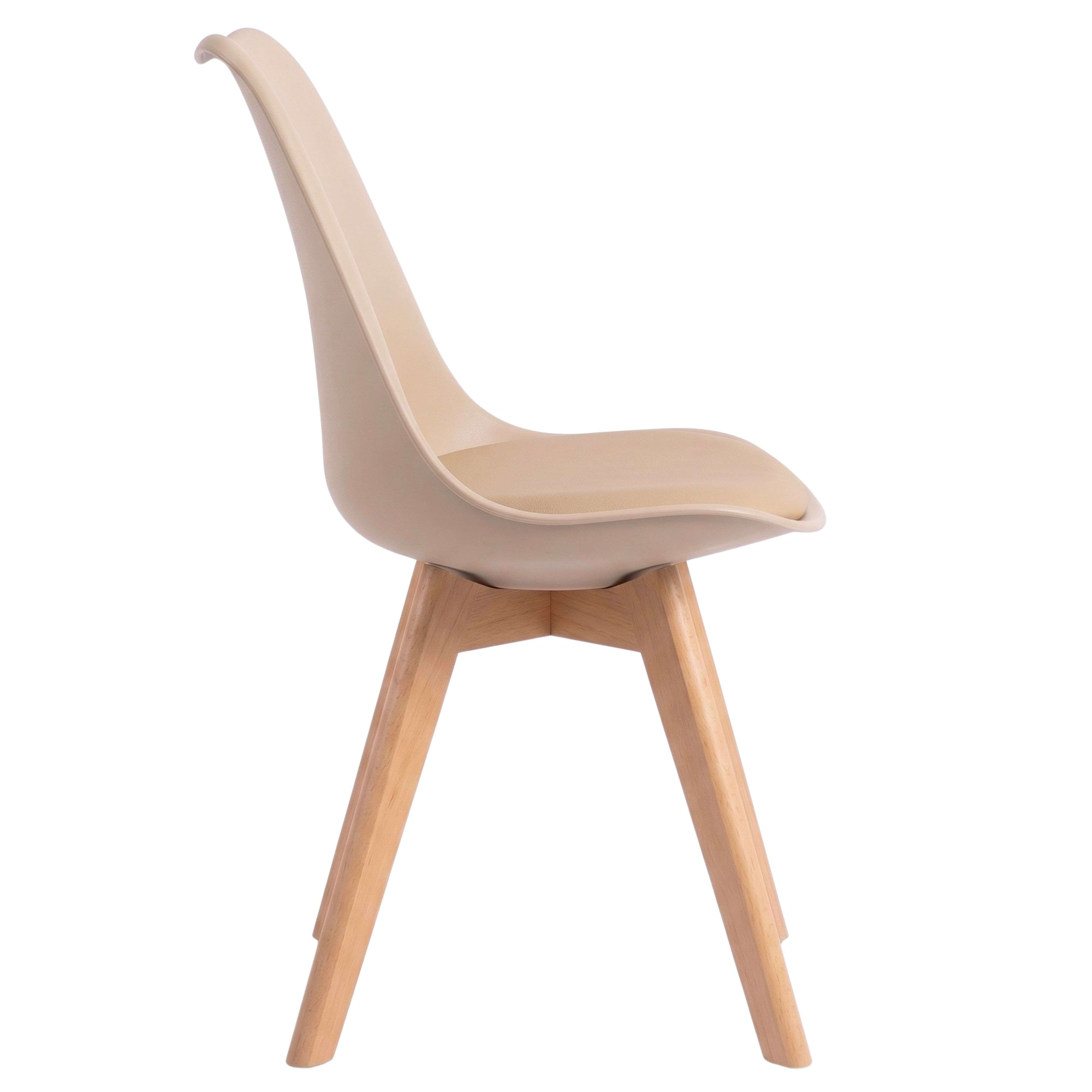 Una silla beige con patas de madera, aislada sobre fondo blanco.