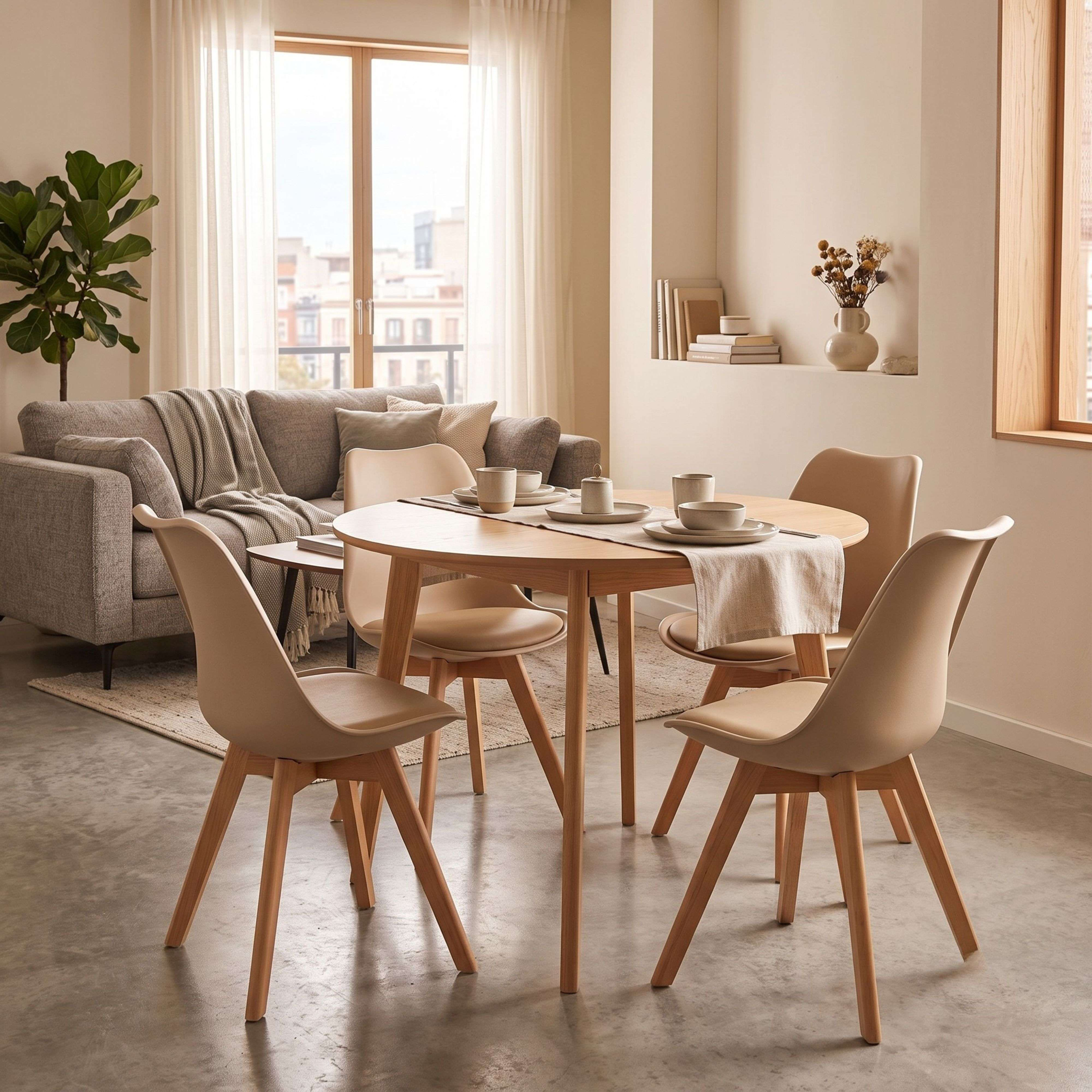 Un comedor con sofá, mesa y cuatro sillas.