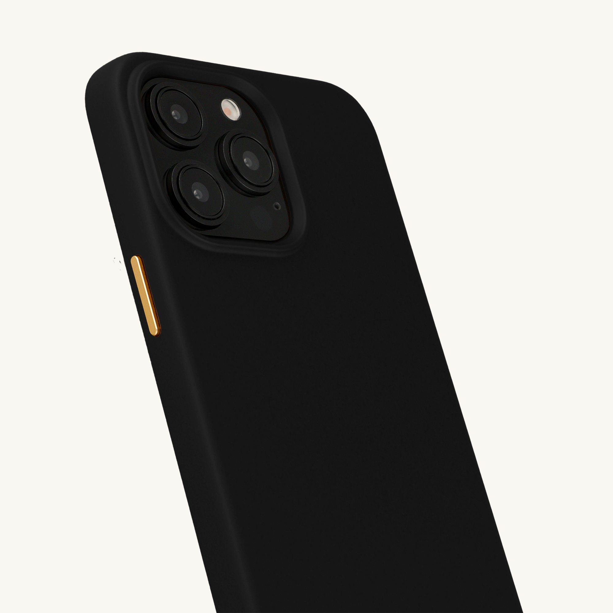 Schwarzes Smartphonegehäuse mit goldenem Knopf und vier Kameras.