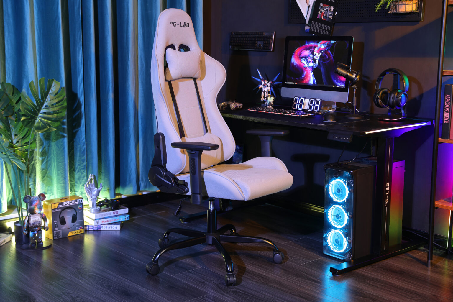 Una silla gamer blanca está delante de un escritorio con ordenador, teclado y auriculares.