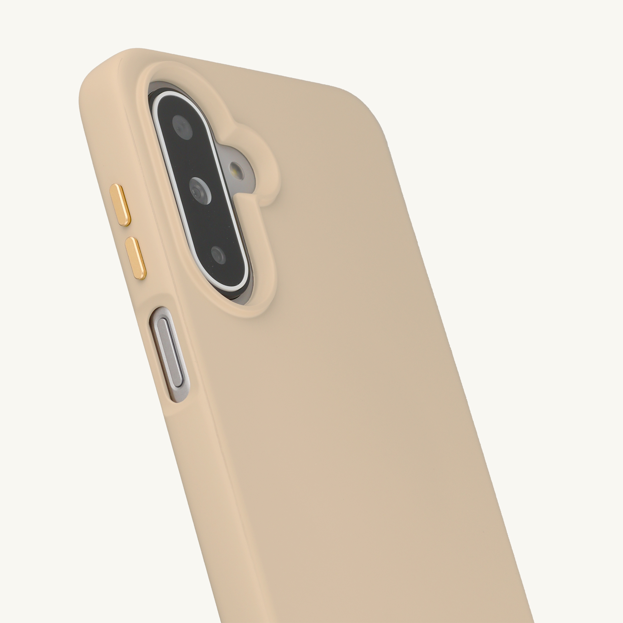 Een beige telefoonhoes met camerabult en gouden knoppen. Witte achtergrond.