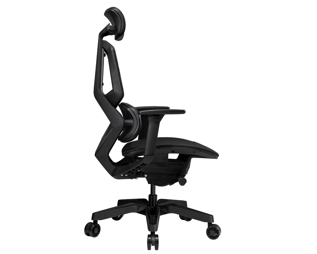 Silla de oficina ergonómica negra con reposacabezas y apoyabrazos, vista de lado.