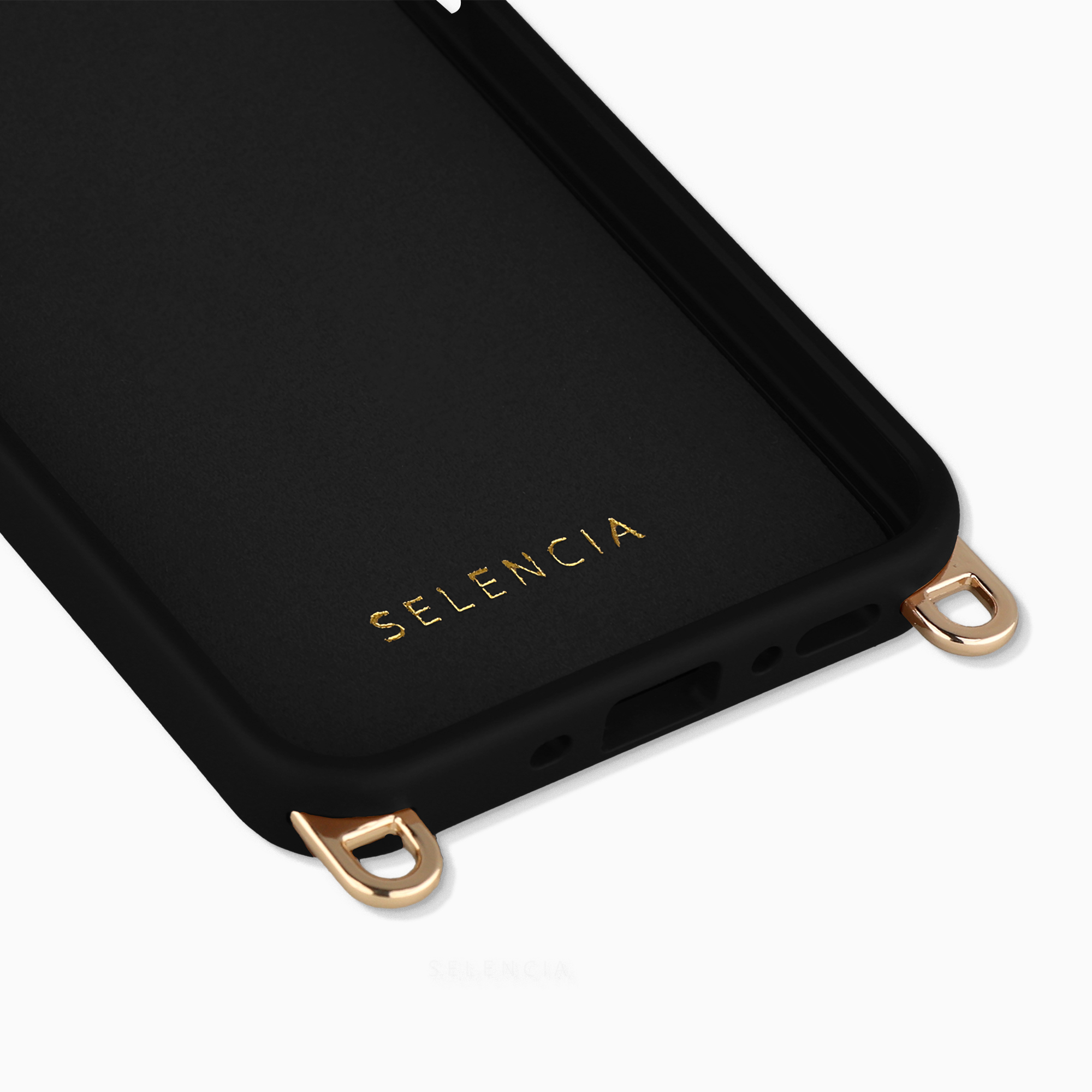 Funda de teléfono negra con bucles dorados y logo.