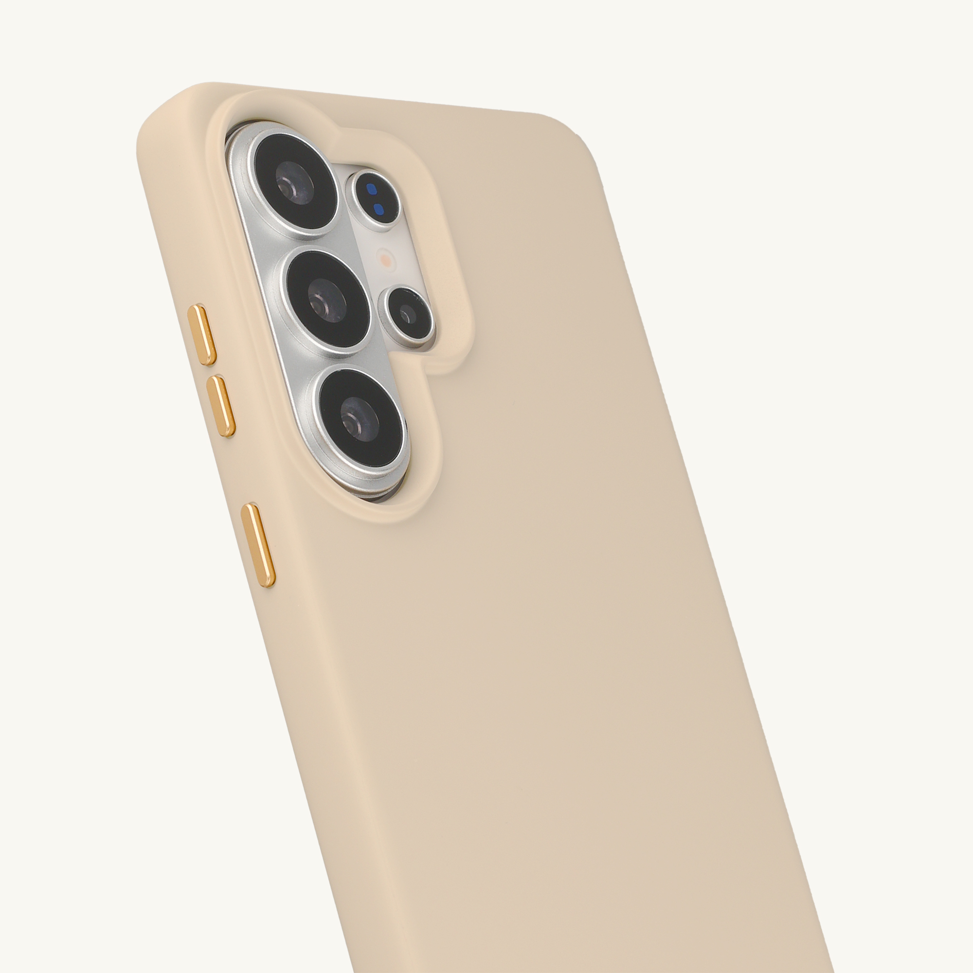Une coque de téléphone beige avec un module caméra à quatre objectifs.